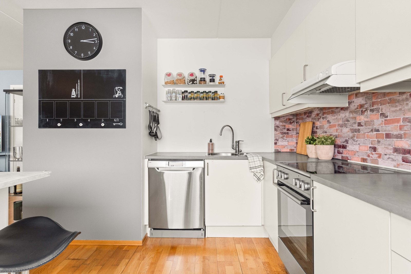 Moderne kjøkken med gode arbeidsflater. De lyse overflatene gir et rent og tidløst uttrykk. Galleribilde