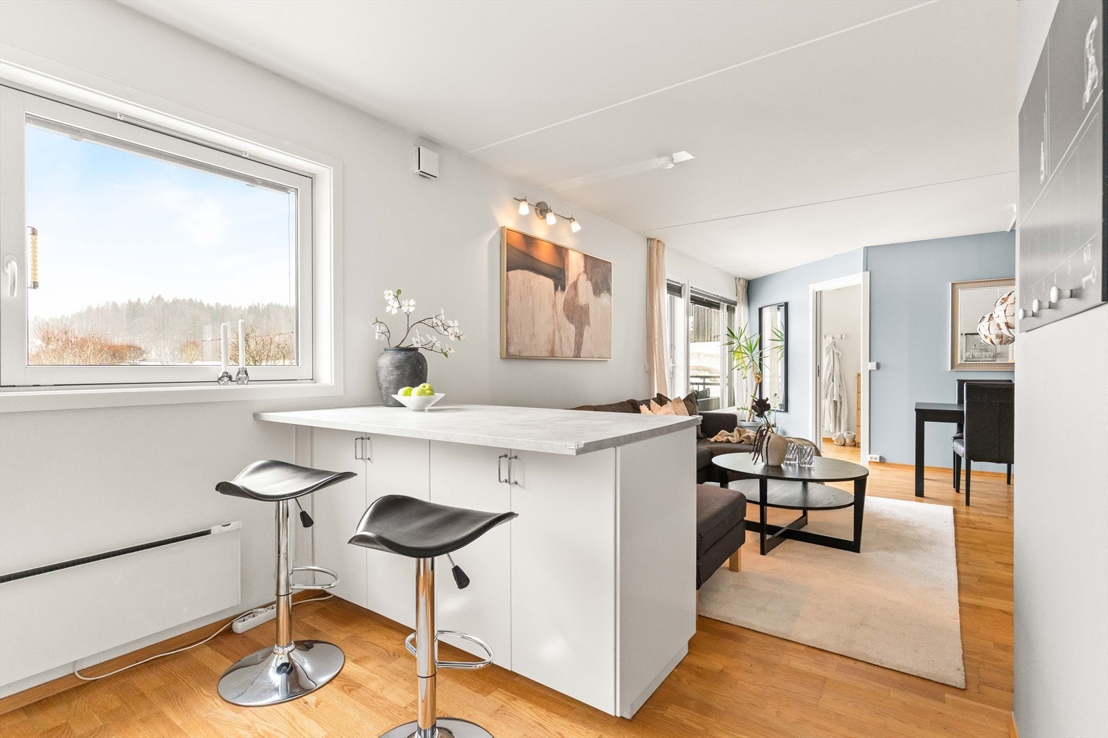 Stilrent kjøkken med lyse fronter og god benkeplass. Her ligger alt til rette for både matlaging og hyggelige kjøkkenstunder. Galleribilde