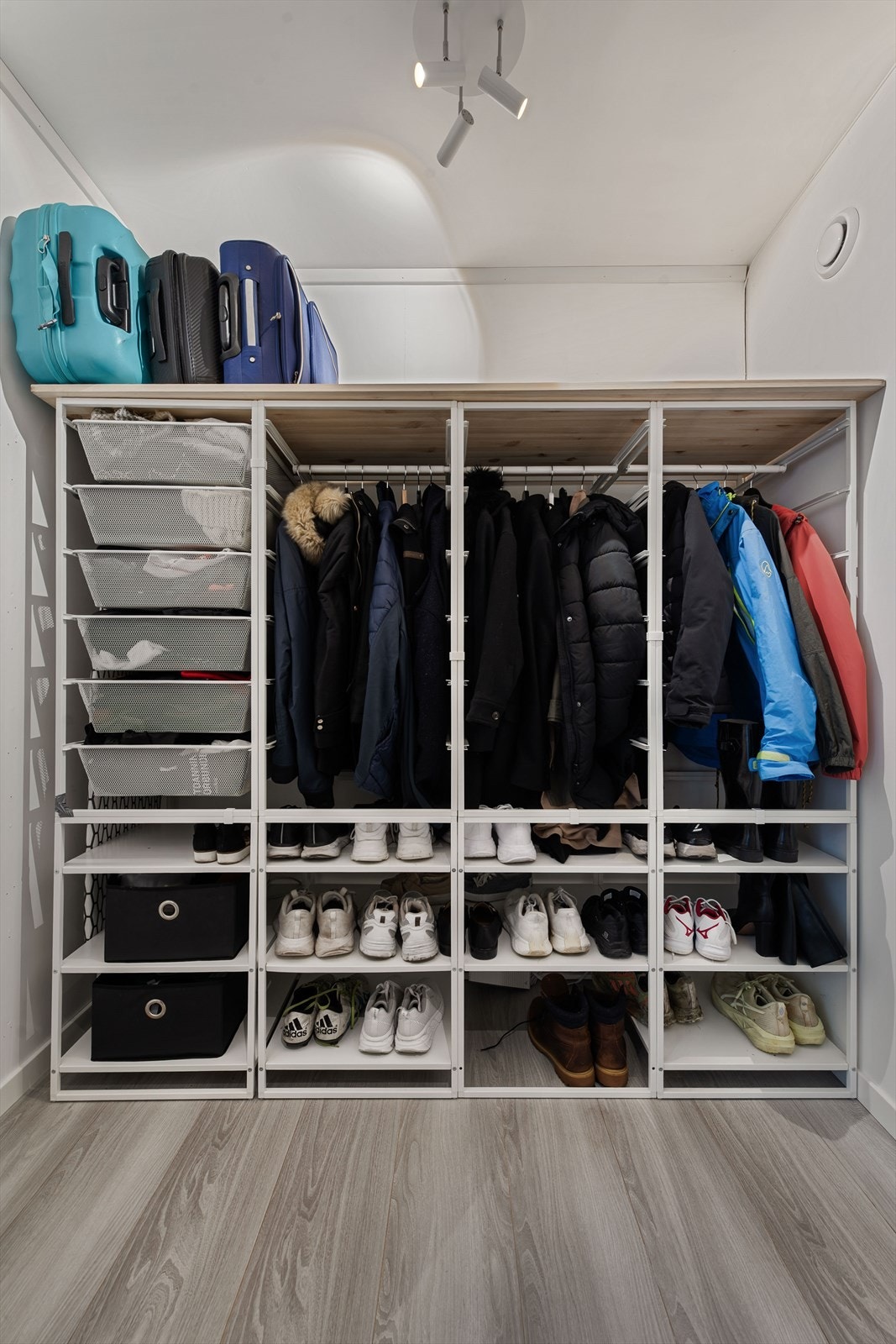 innvendig bod med mye oppbevaringsplass. Galleribilde