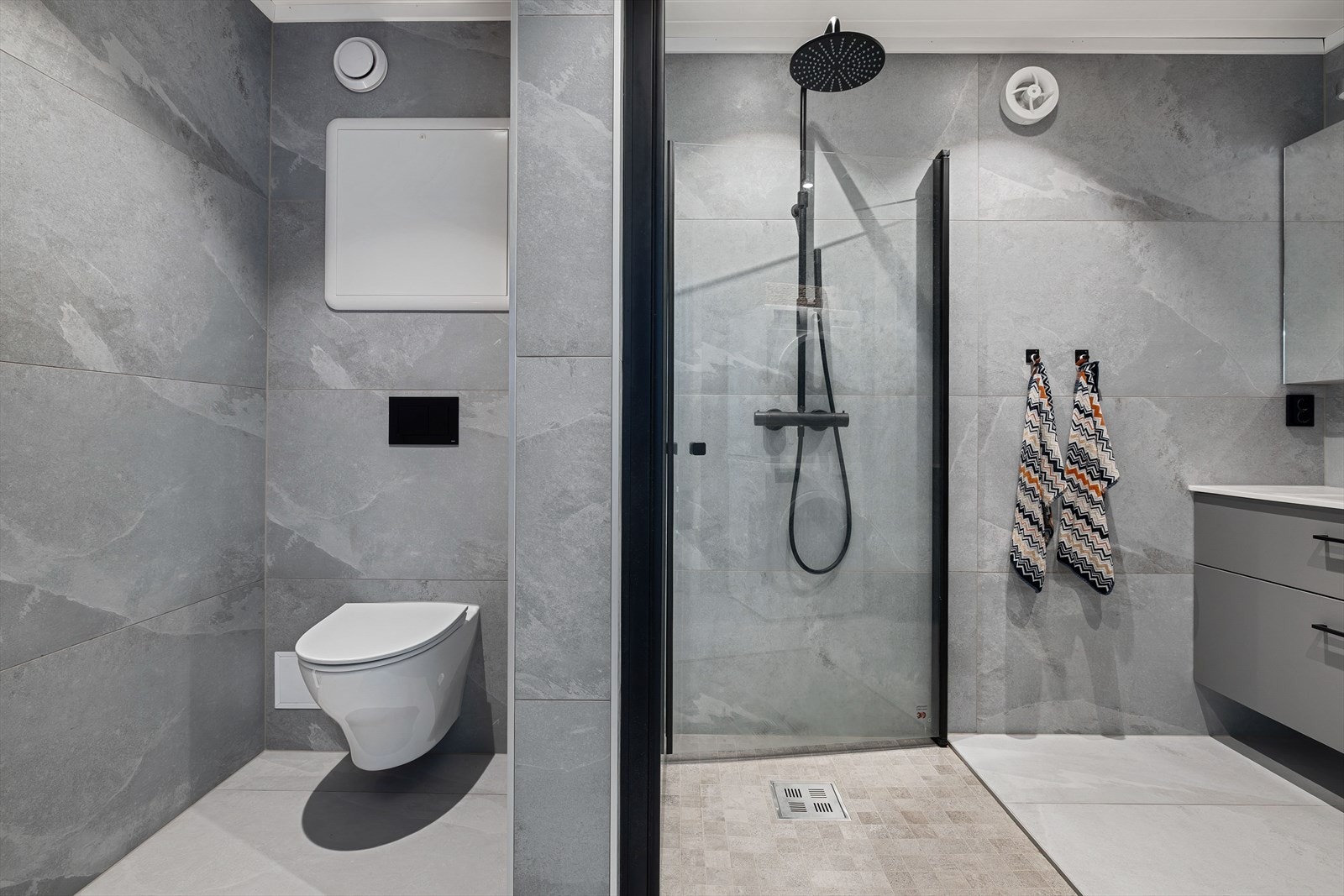 Helfliset moderne bad med elektriske varmekabler. Galleribilde