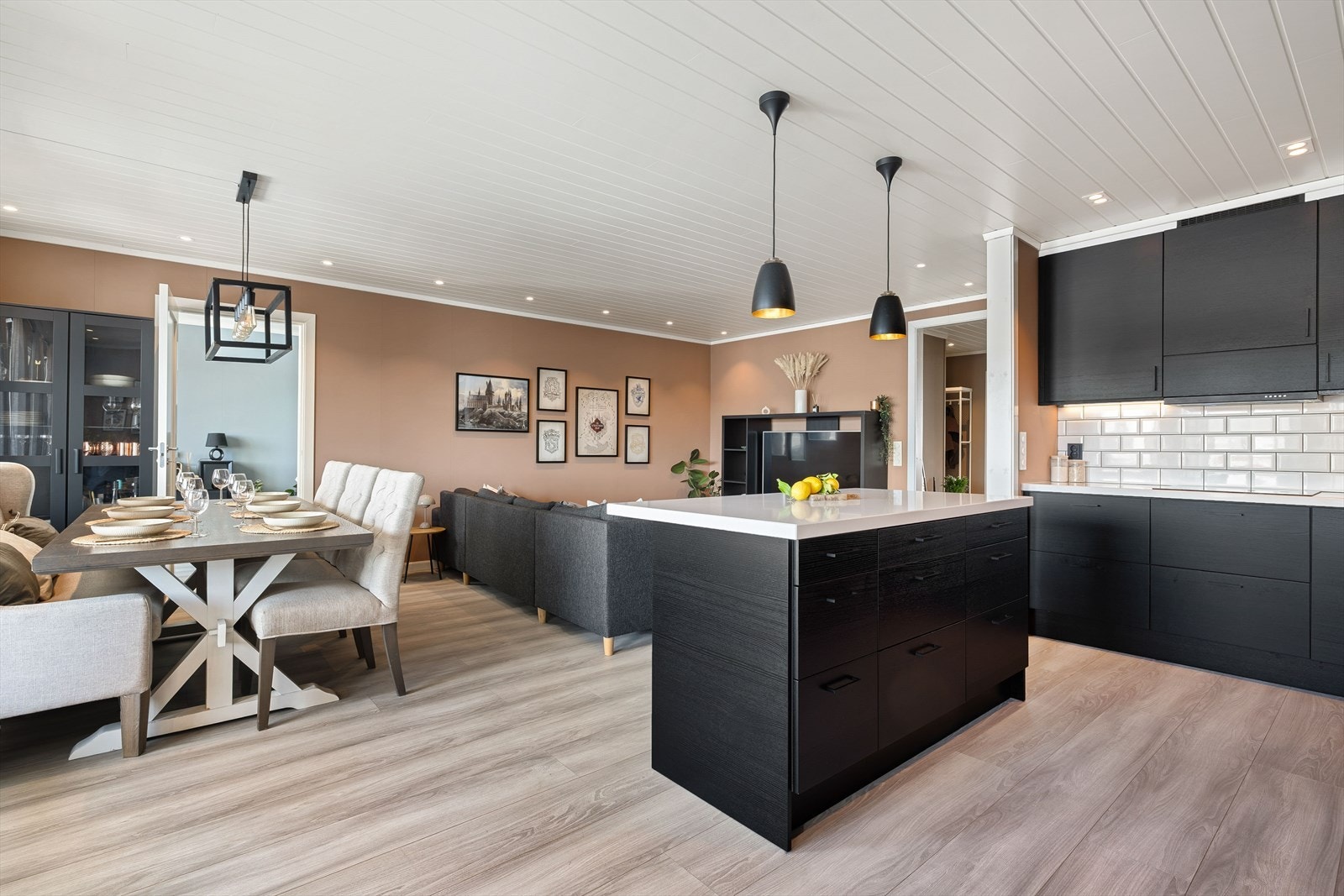 Eline Wiggen v/ Aktiv eiendomsmegling har gleden av å presentere Blåstjerneveien 22. Foto: EFKT. Galleribilde