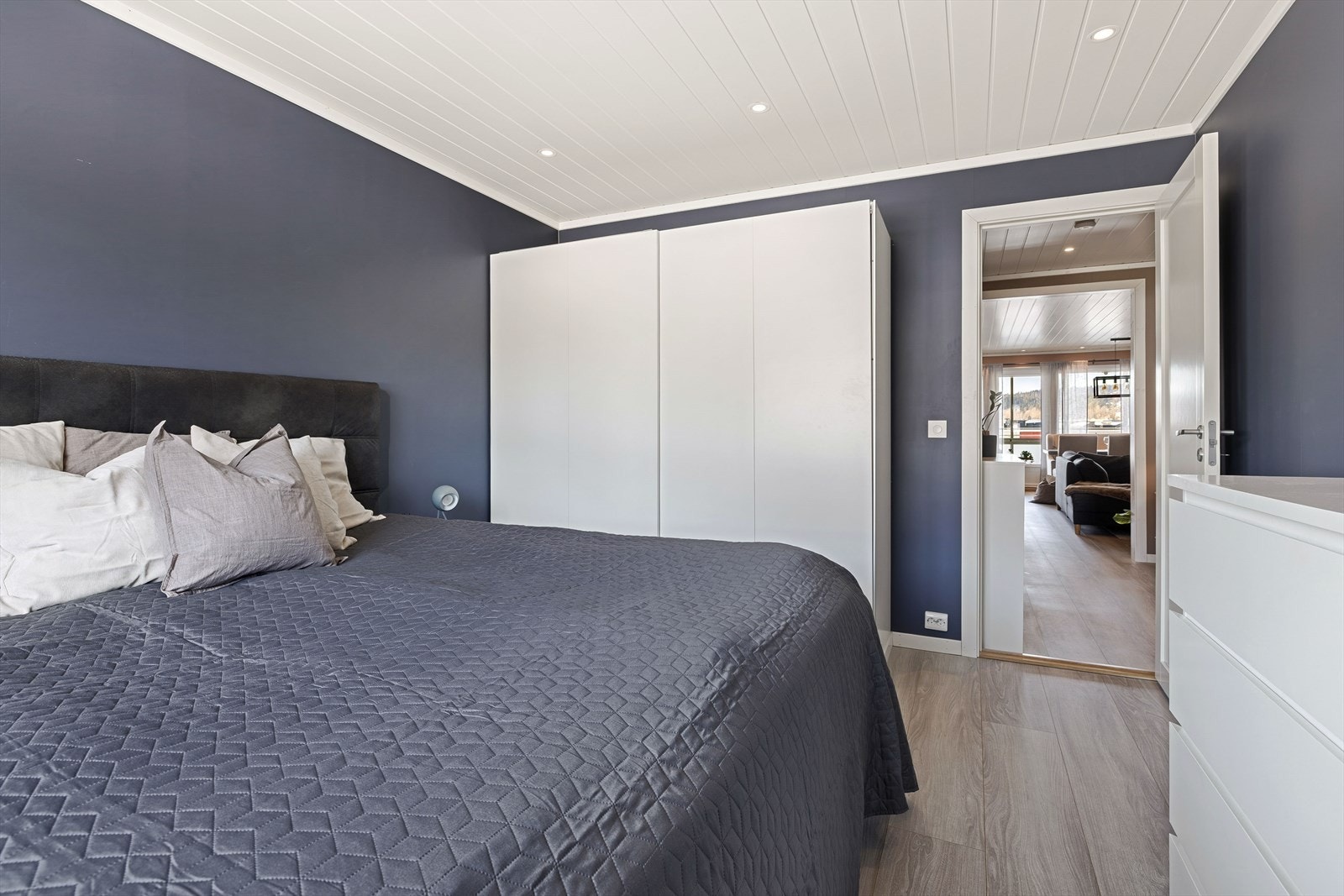 Her får du en skyvedørsgarderobe med god plass til oppbevaring. Galleribilde