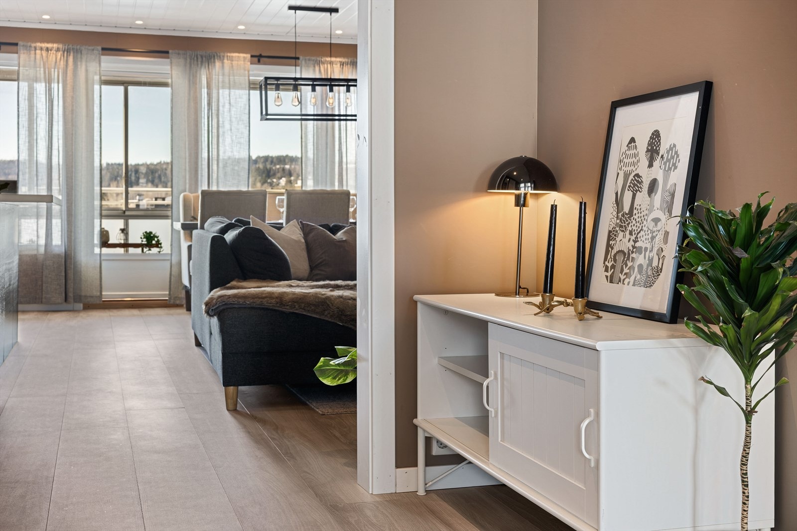 Leiligheten har laminat på gulv. Galleribilde