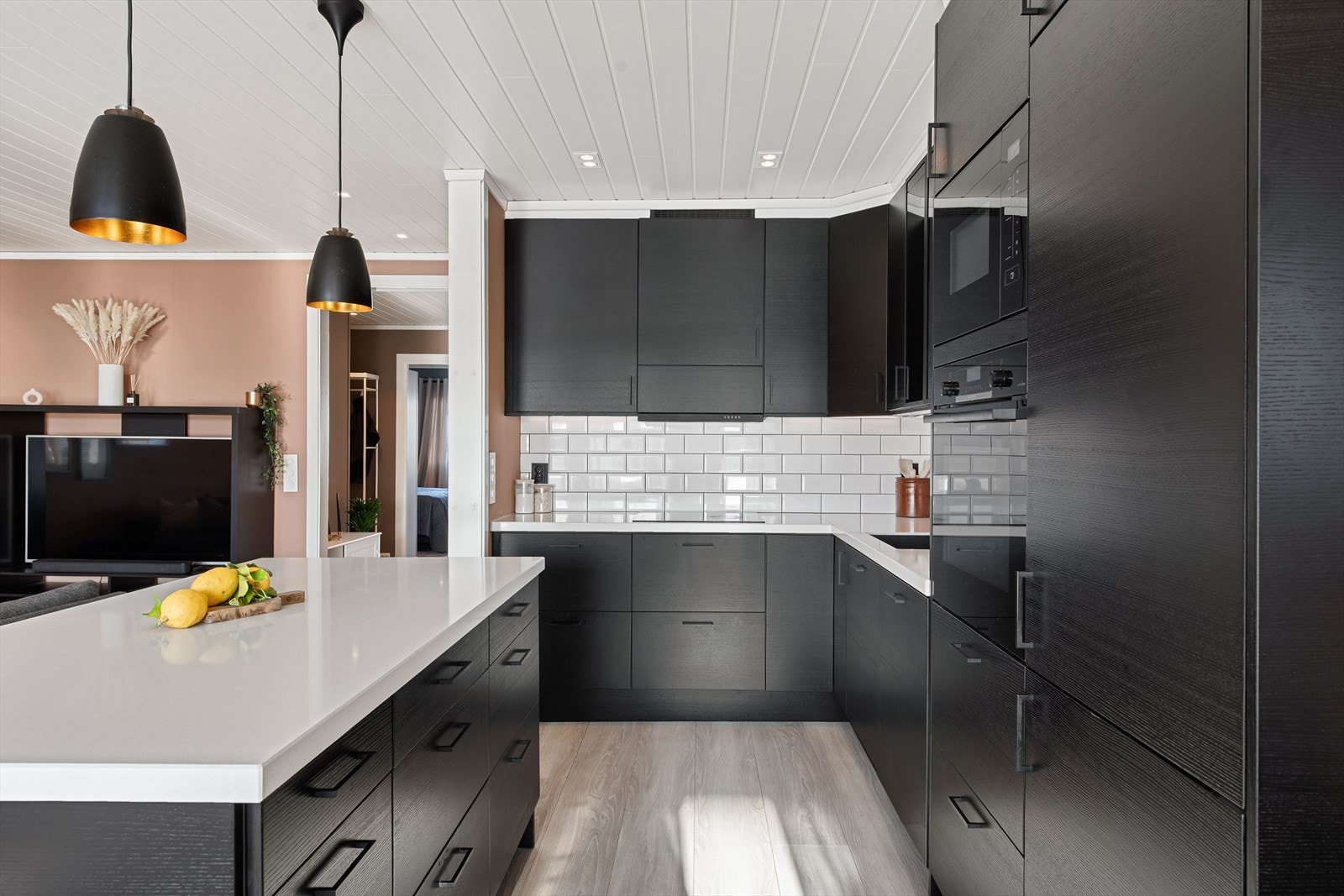 Her får du en praktisk kjøkkenøy med underskap som gir ekstra oppbevaring samt benkeplass. Galleribilde