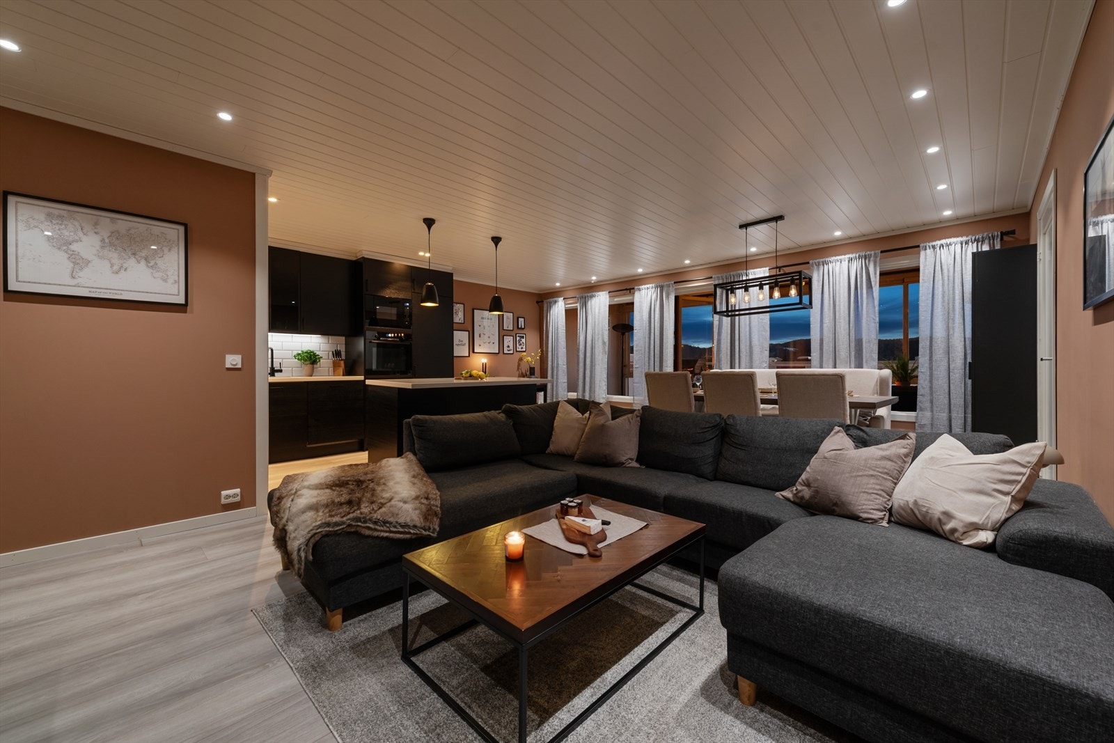 Åpent stue/kjøkkenløsning gir en romslig følelse. Galleribilde