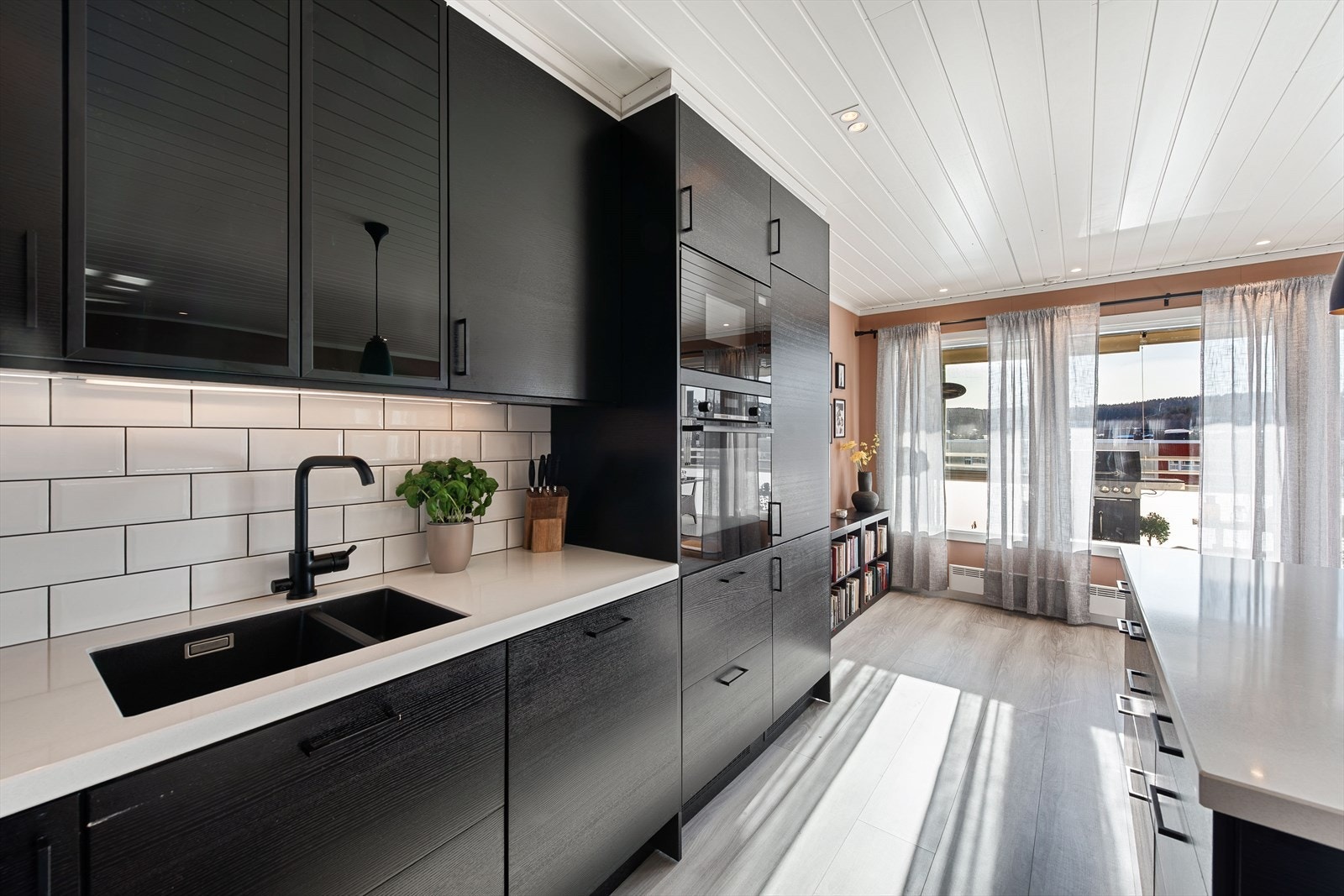 Her er det etablert vannstoppsystem og det er kjøkkenventilator med kullfilter. Galleribilde