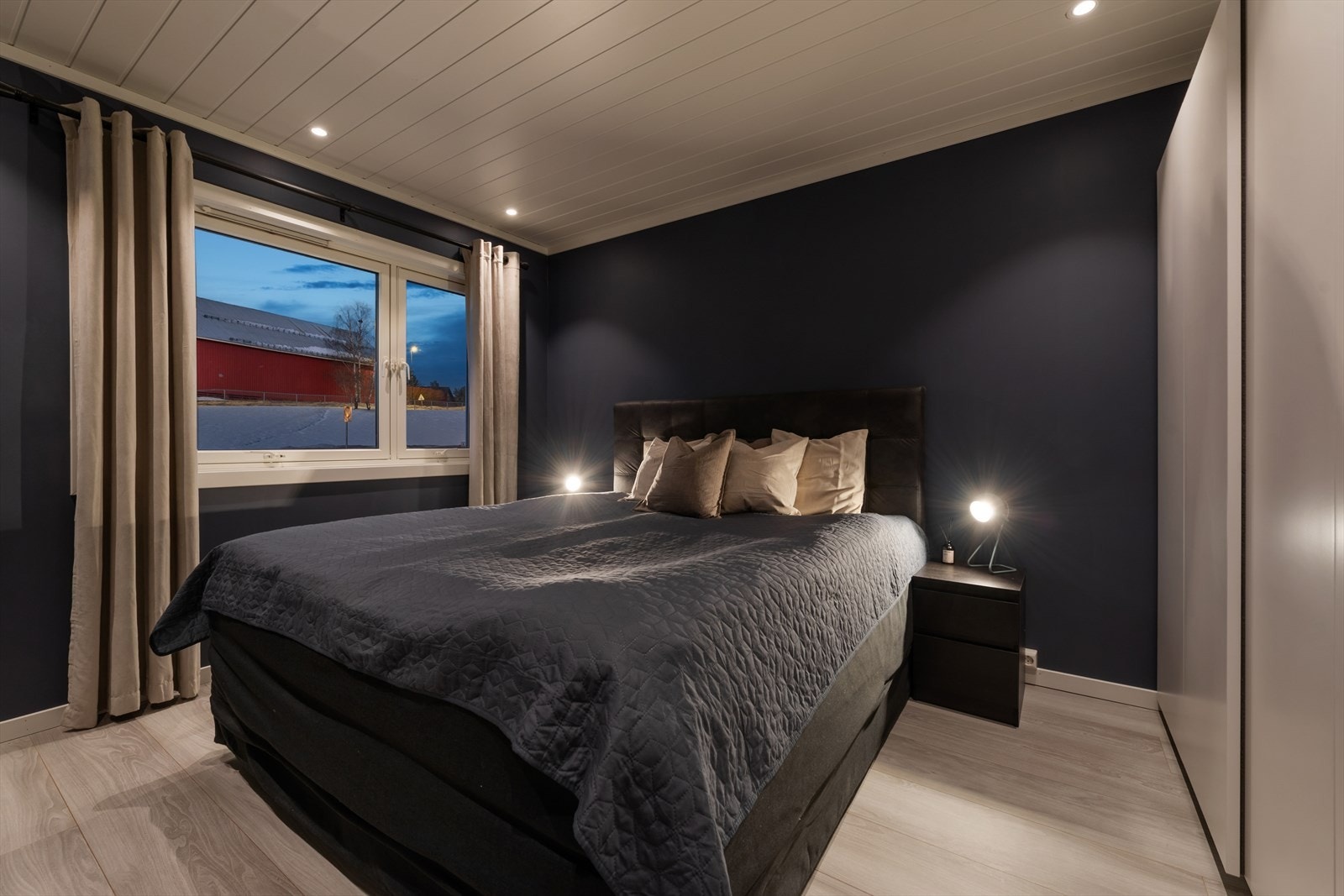 Hovedsoverom av god størrelse med plass til det du skulle ønske. Galleribilde