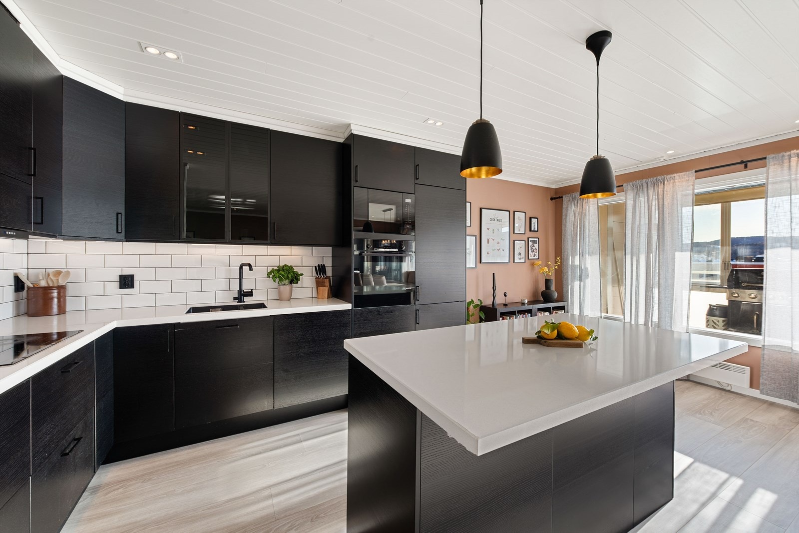 Pent kjøkken som har godt med skap og benkeplass. Her får du benkeplate av typen kompositt som er slitesterkt. Galleribilde