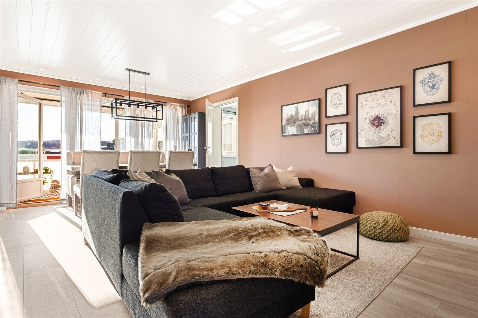 Stuen har downlights i taket og de store vindusoverflatene gir rikelig med lysinnslipp! Galleribilde