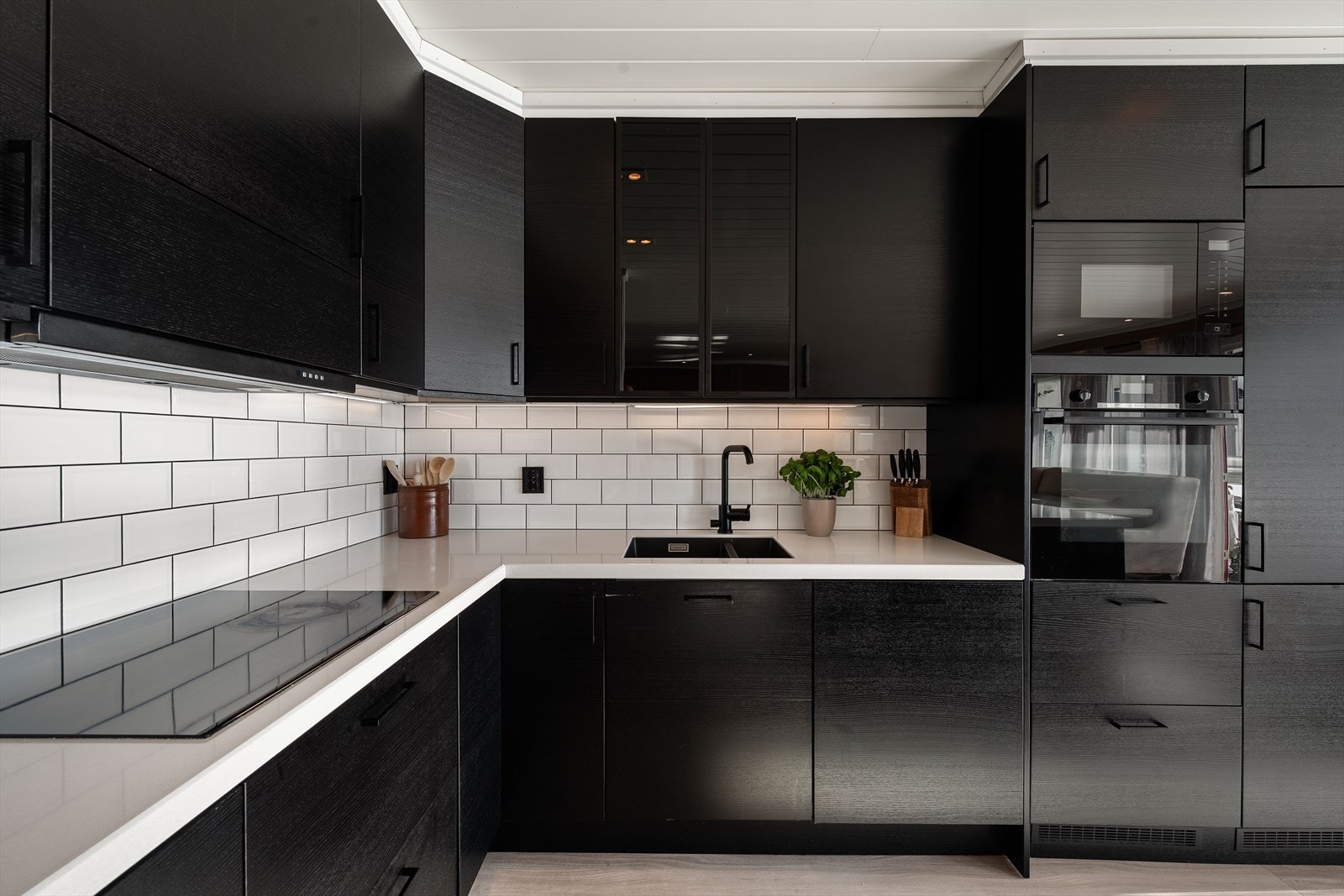 Kjøkkenet er innredet med kjøl/fryseskap, oppvaskmaskin, nedfelt induksjonstopp, Innebygget micro og stekeovn. Galleribilde