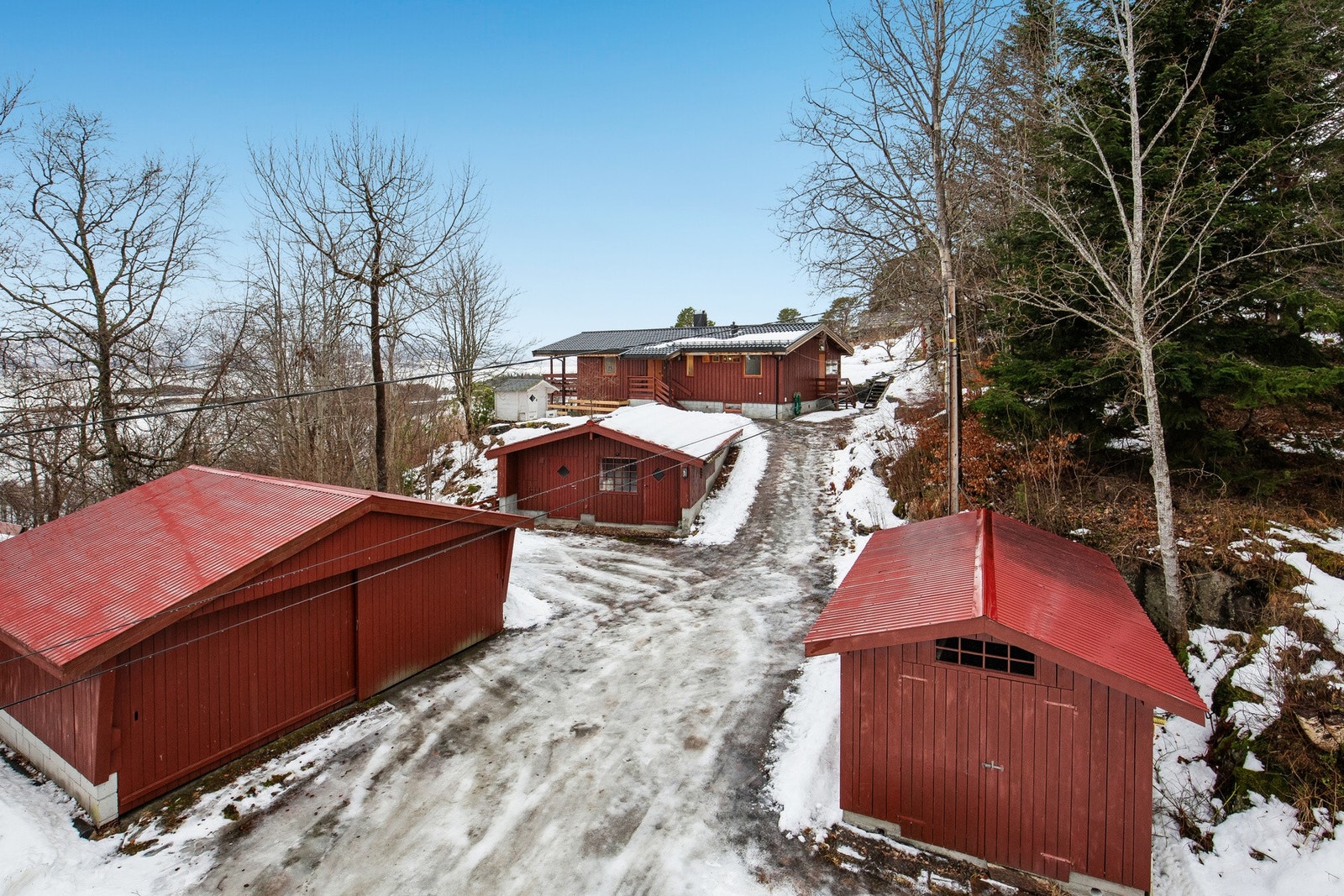 En meget innholdsrik eiendom! Enebolig m/garasje, snekkerbod anneks og utebod. Galleribilde