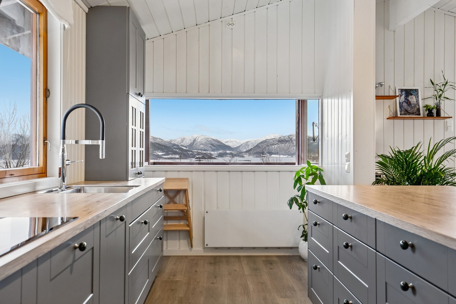 Boligen har et koselig kjøkken med god skap og benkeplass Galleribilde