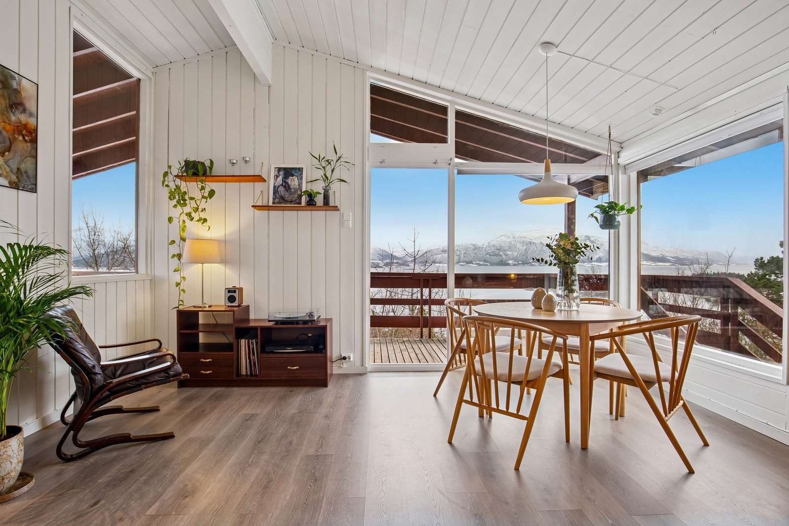 Lys og trivelig stue med store vindusflater Galleribilde