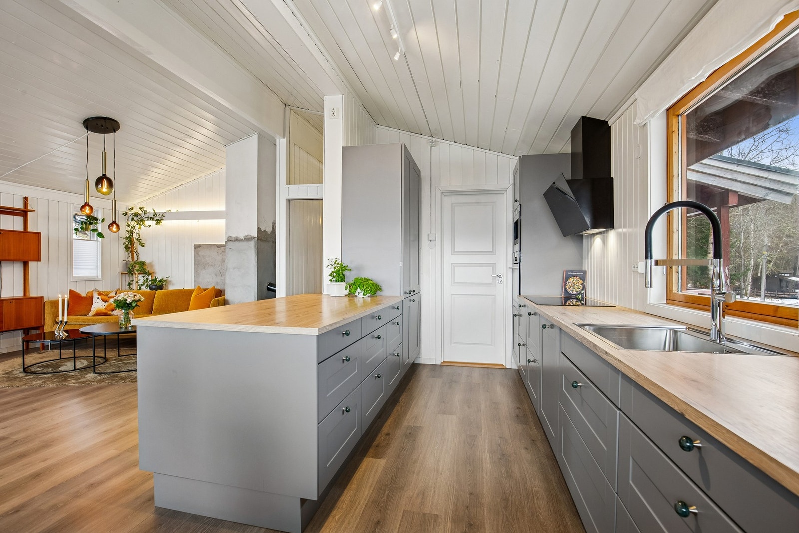 Det er åpen løsning til stue fra kjøkkenet Galleribilde