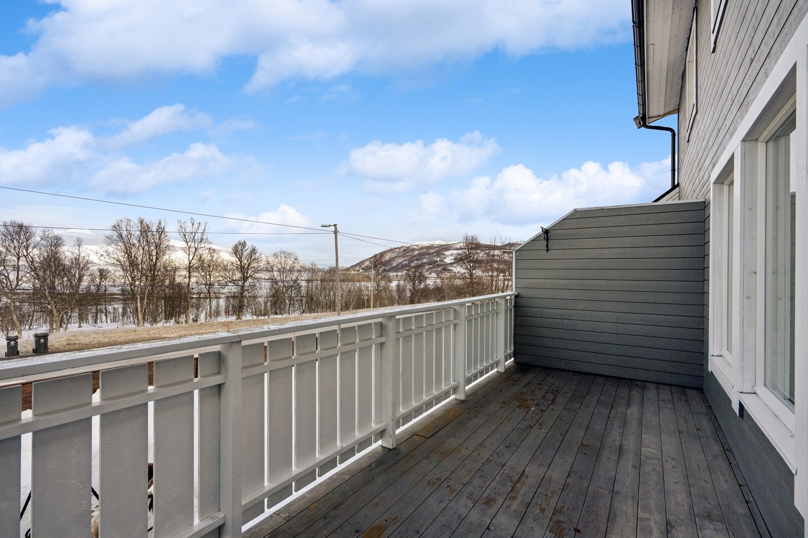 Fra stuen er det utgang til en romslig balkong. Galleribilde