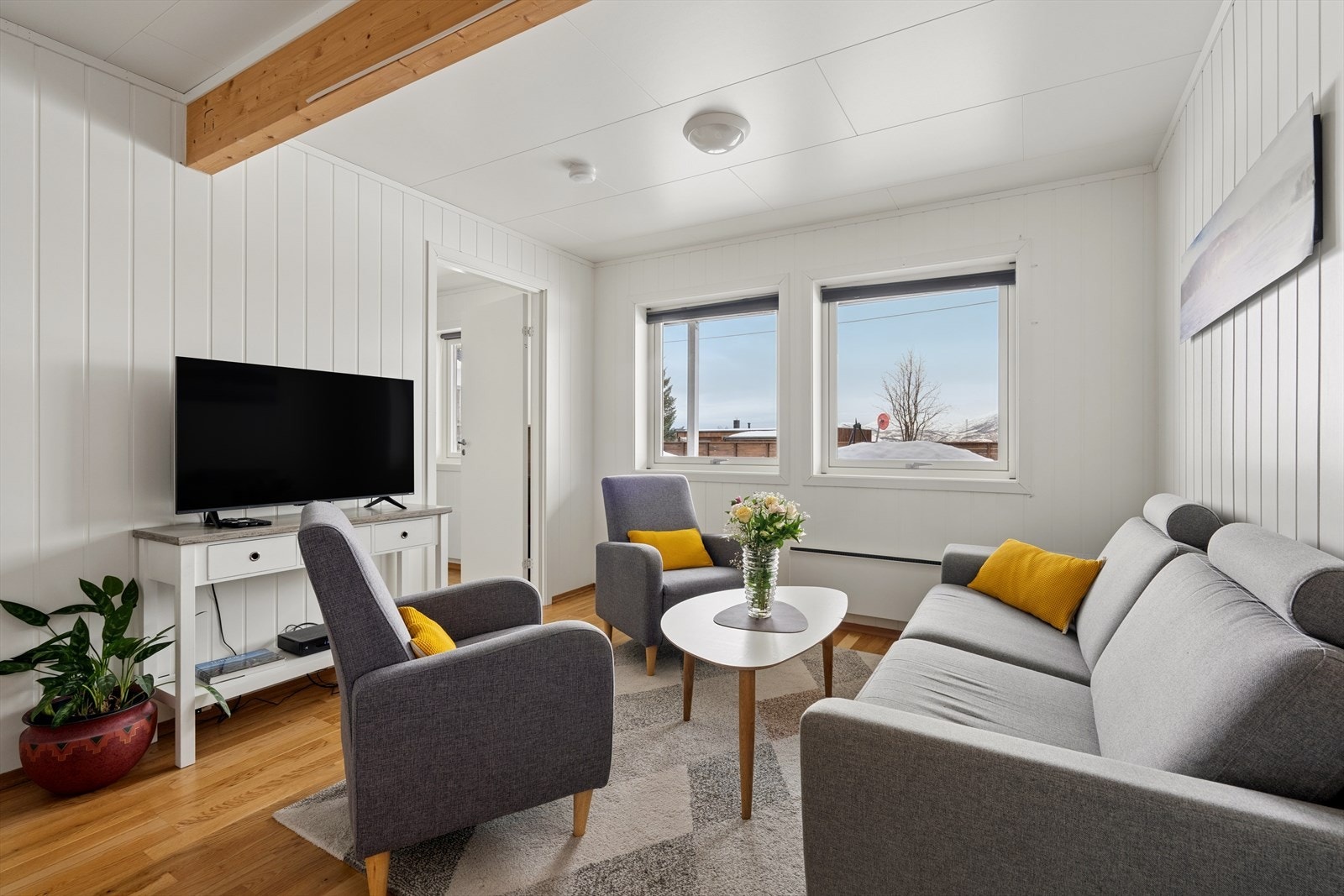 Det er i hjemmets underetasje etablert stue med kjøkkeninnredning. Galleribilde