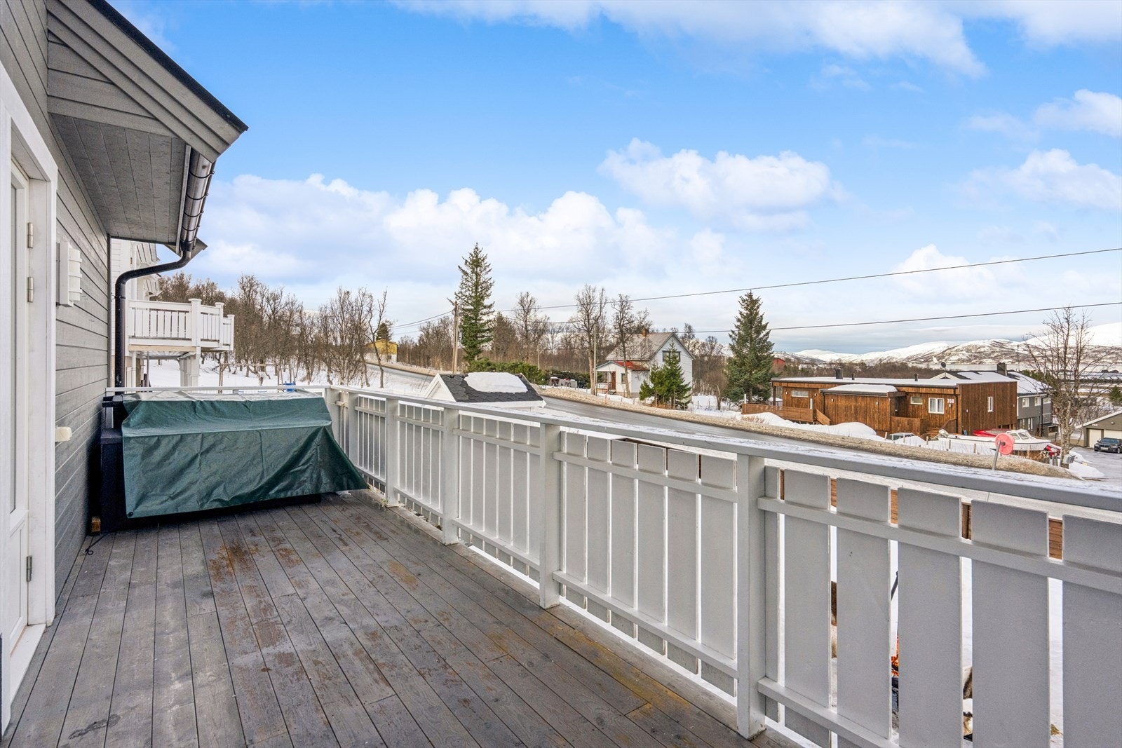 Her er det god plass til utemøbler og grill, om ønskelig. Galleribilde