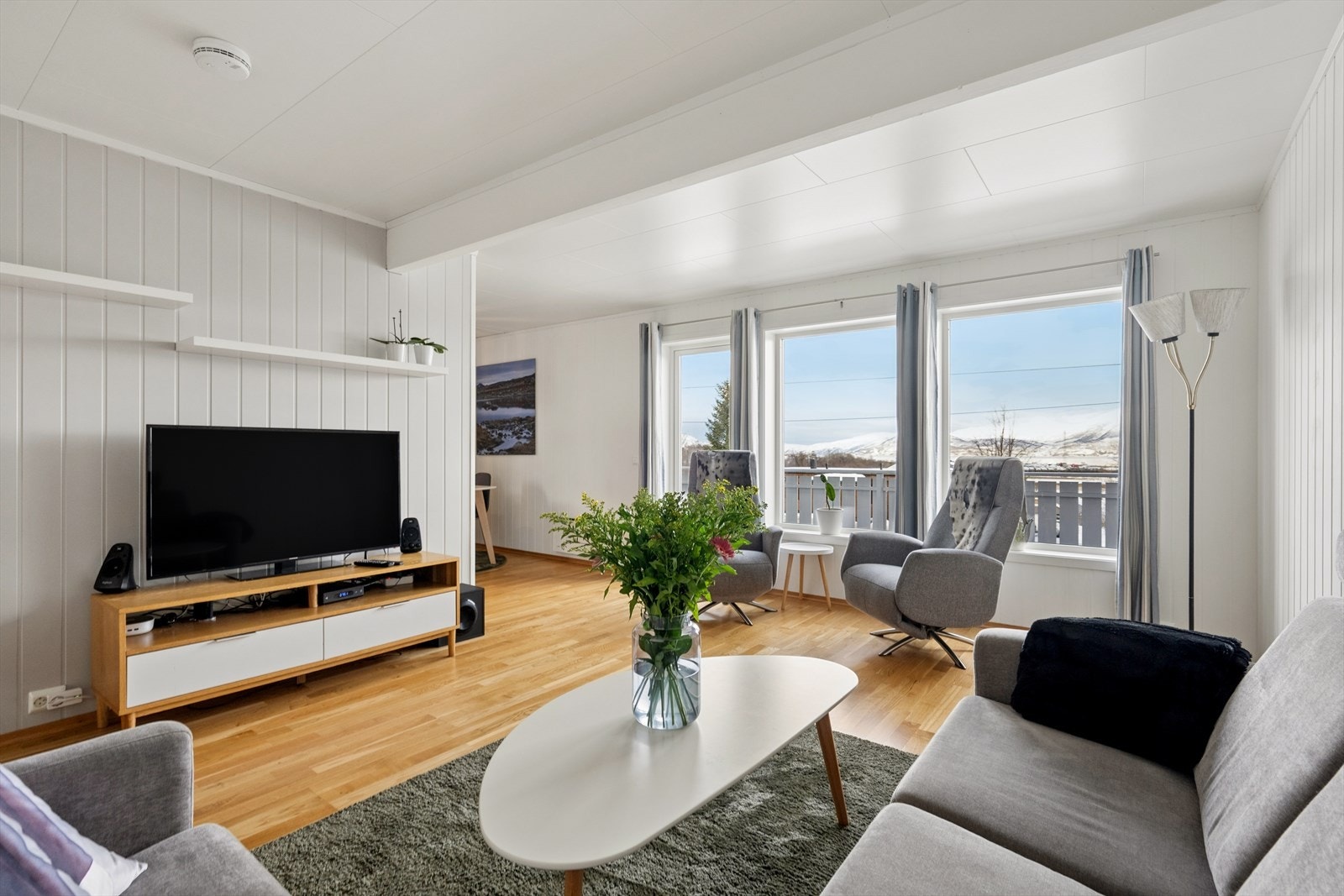 Stuen har en åpen løsning mot kjøkkenet. Galleribilde