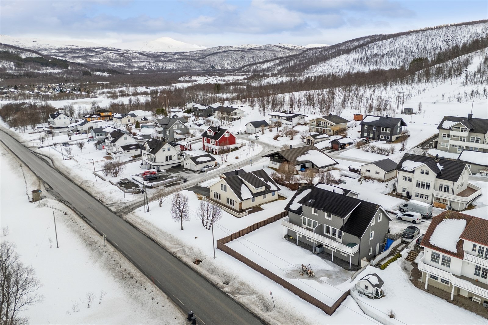 Eiendommen ligger i landlige og naturskjønne omgivelser, ca. 15 km nordøst for Tromsø sentrum. Galleribilde