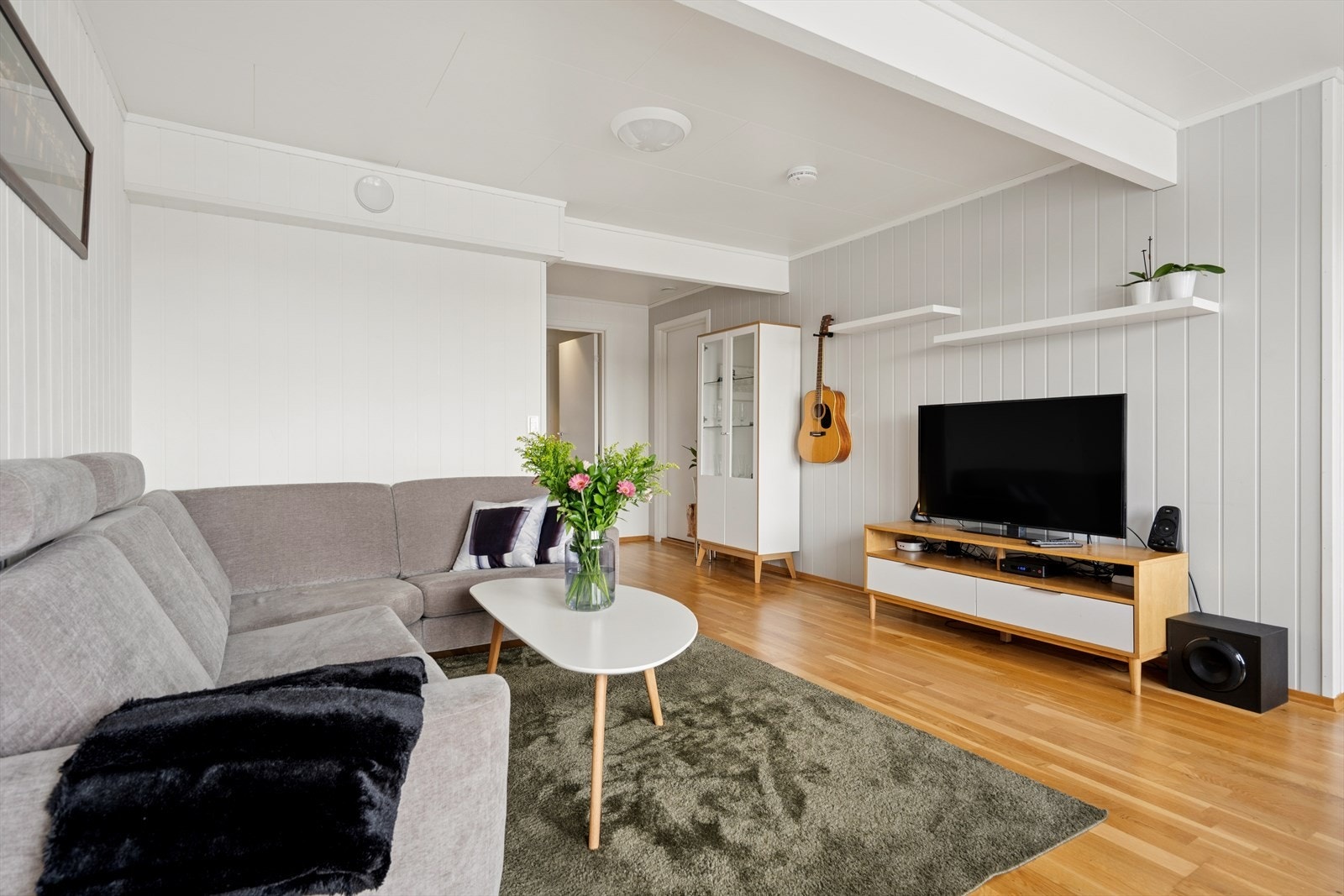 Det er parkett på gulvet og panel på veggene. Galleribilde