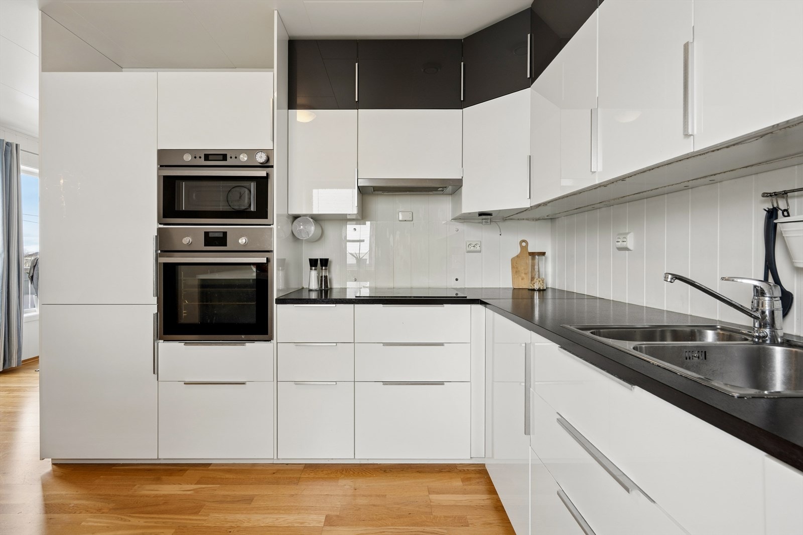 Kjøkkeninnredningen i hovedetasjen har laminerte skrog med laminerte slette fronter og laminert benkeplate. Galleribilde