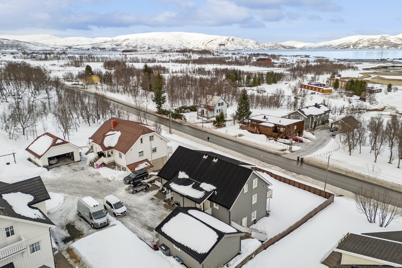 Området er et populært utgangspunkt for turer, både til fots og på ski, med skog og dalfører i umiddelbar nærhet. Galleribilde