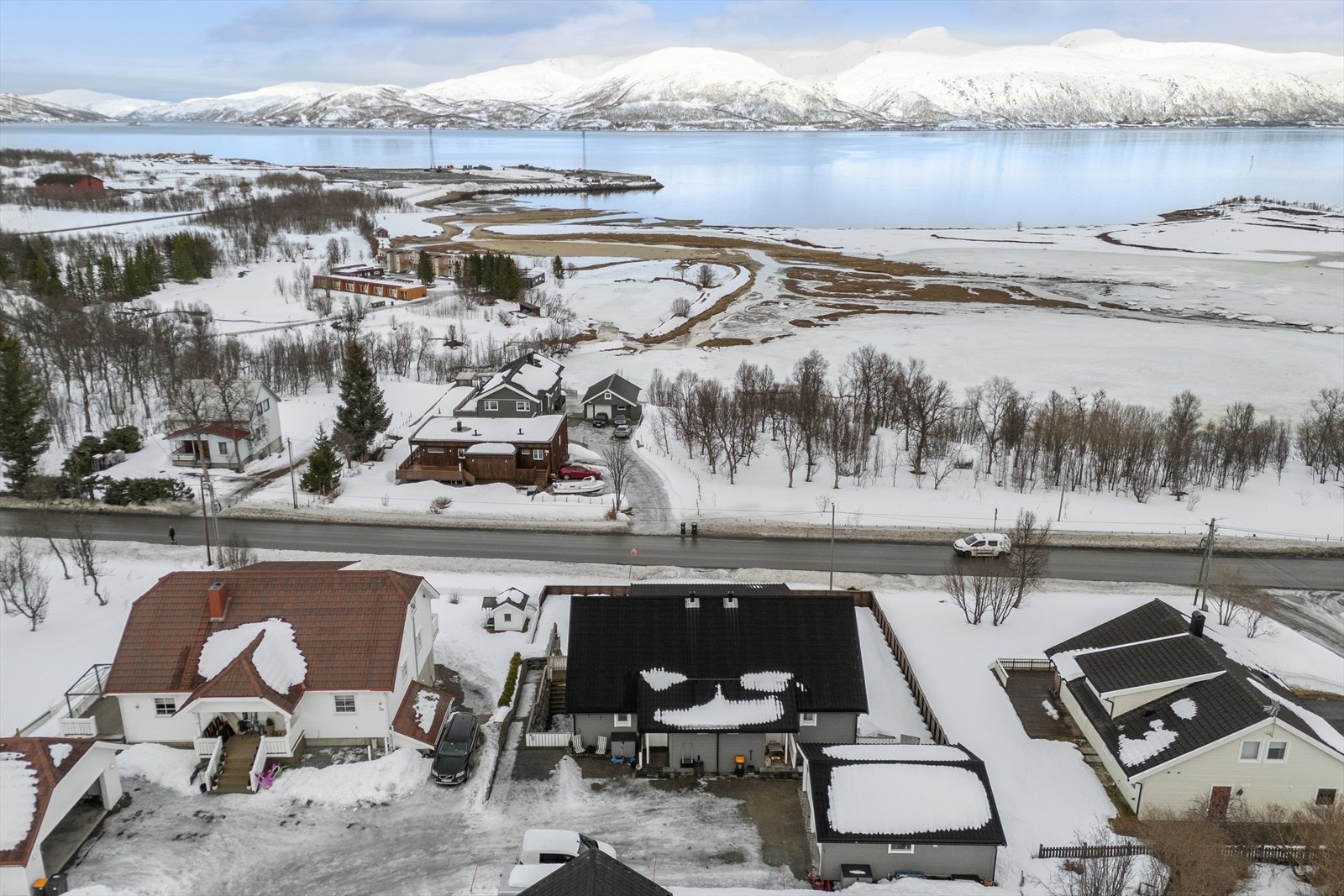 Fra eiendommen er det kort vei ned til Tønsvikelvas utløp og kystlandskapet ved Grøtsundet. Galleribilde