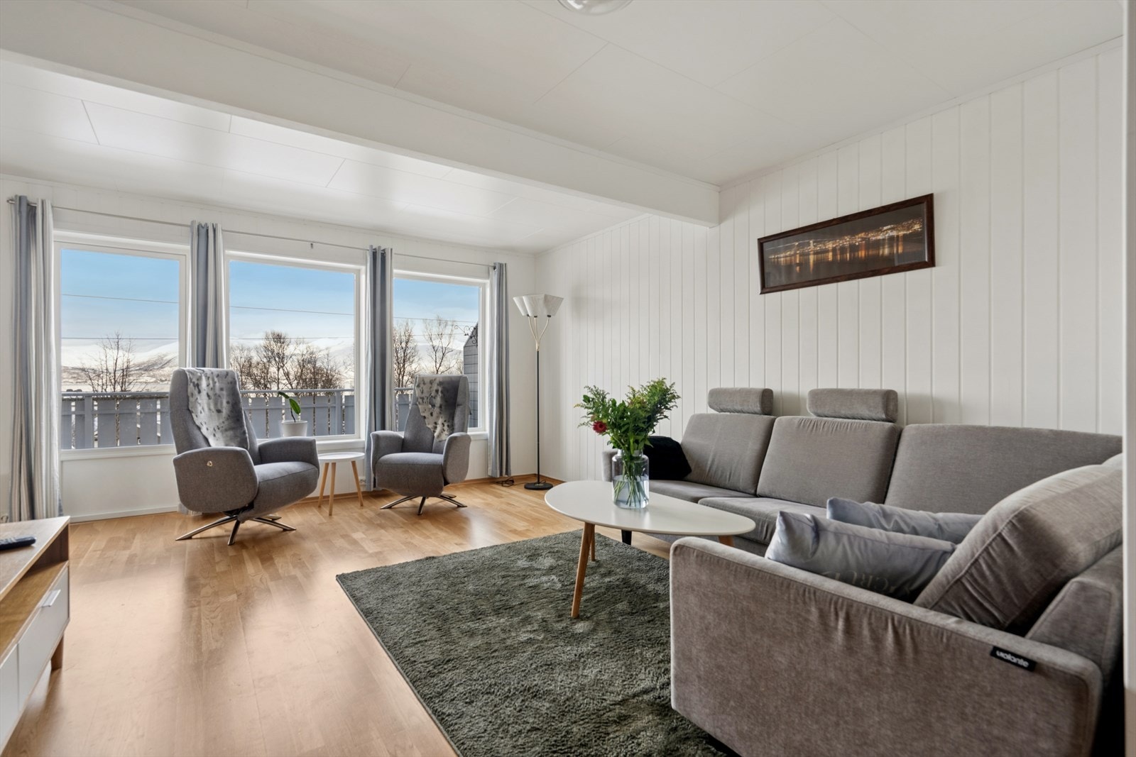 Store vindusflater gir godt med lys og gode utsiktsforhold. Galleribilde