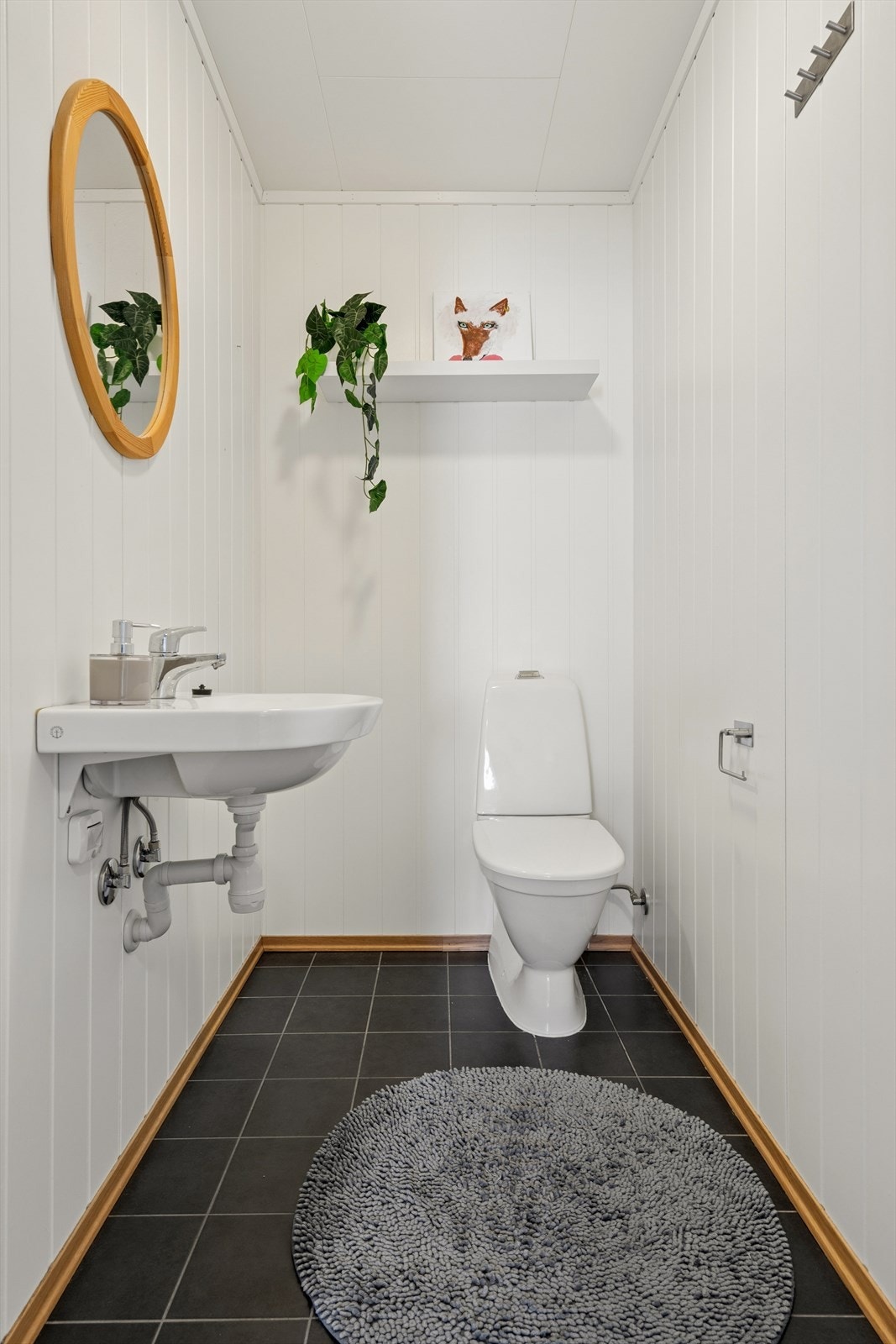 Praktisk toalettrom på loftet med flislagt gulv og elektriske varmekabler. Galleribilde