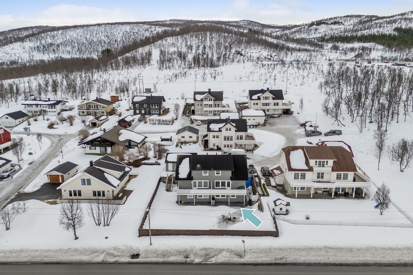 Nærmeste dagligvarebutikk er Coop Extra Kroken, som ligger omtrent 10 minutters kjøring unna. Galleribilde