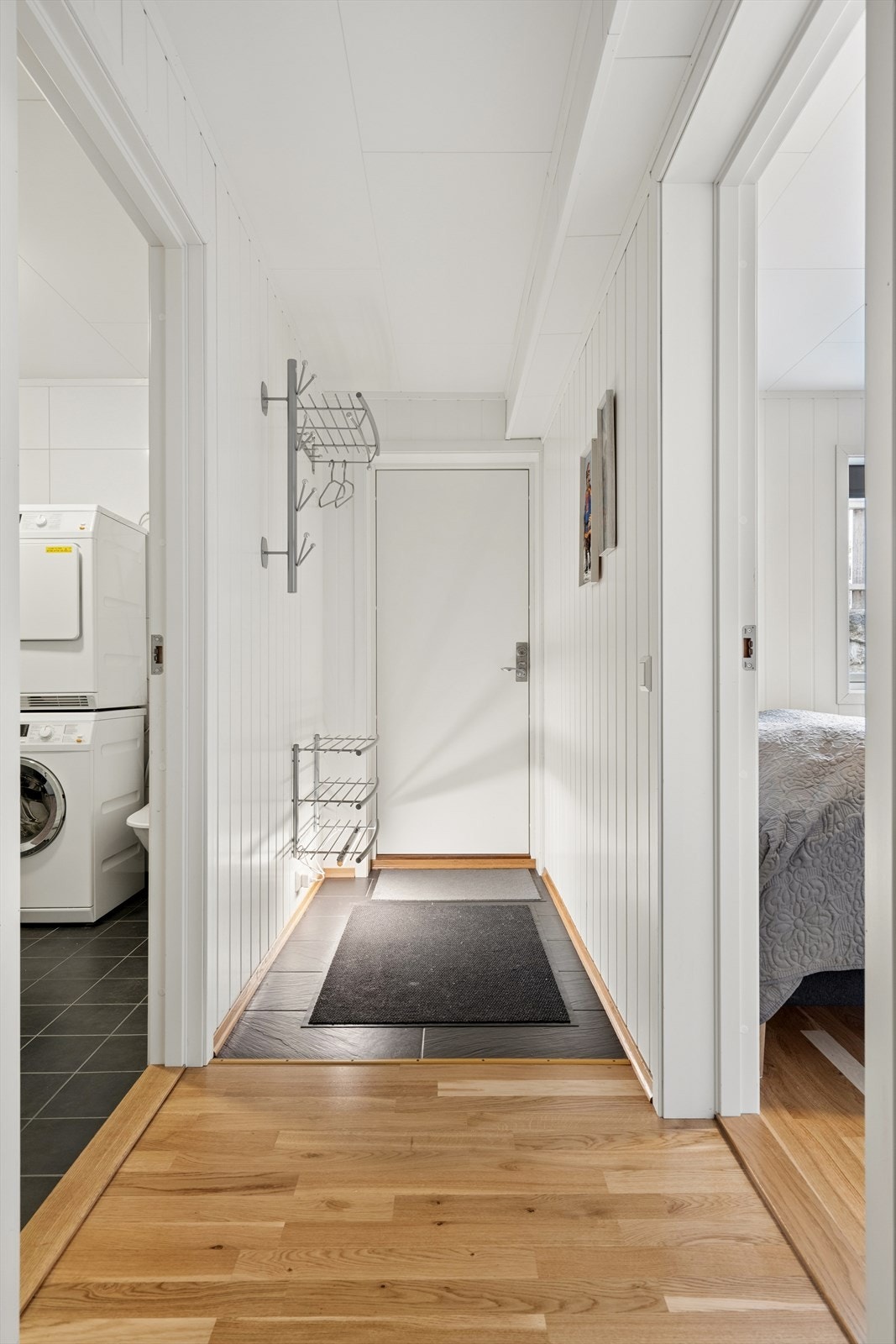 Underetasjen har egen inngang, samtidig som det er intern forbindelse mellom hovedetasjen og underetasjen. Galleribilde