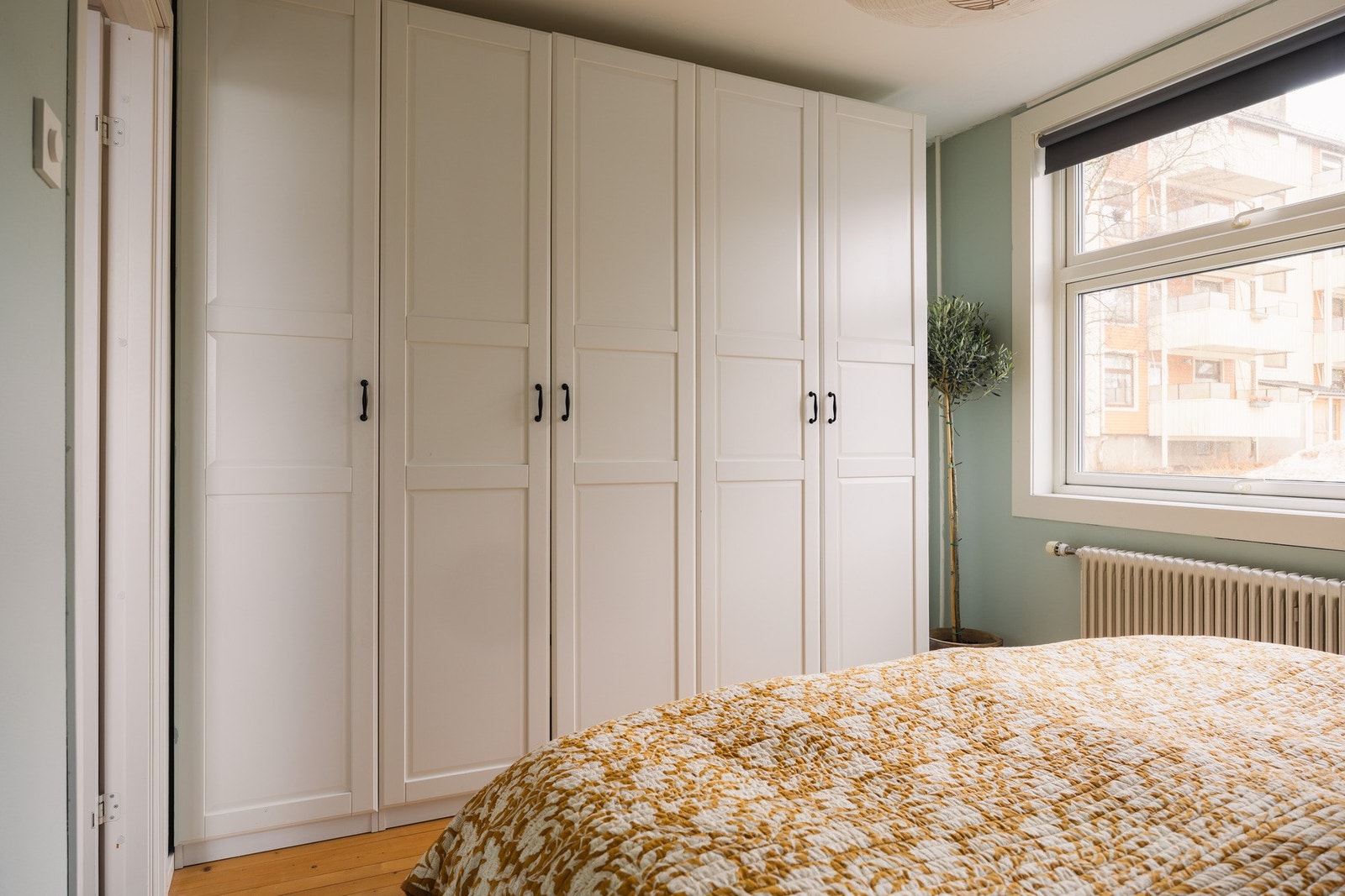 - Godt med oppbevaringsplass i medfølgende garderobe - Galleribilde