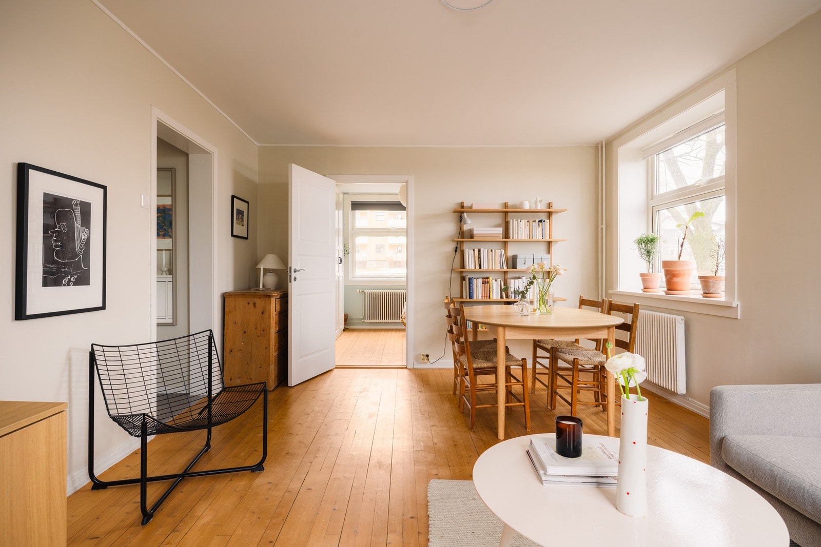 - Leiligheten er holdt i lyse, moderne farger som sammen med store vindusflater gir en luftig og god atmosfære - Galleribilde