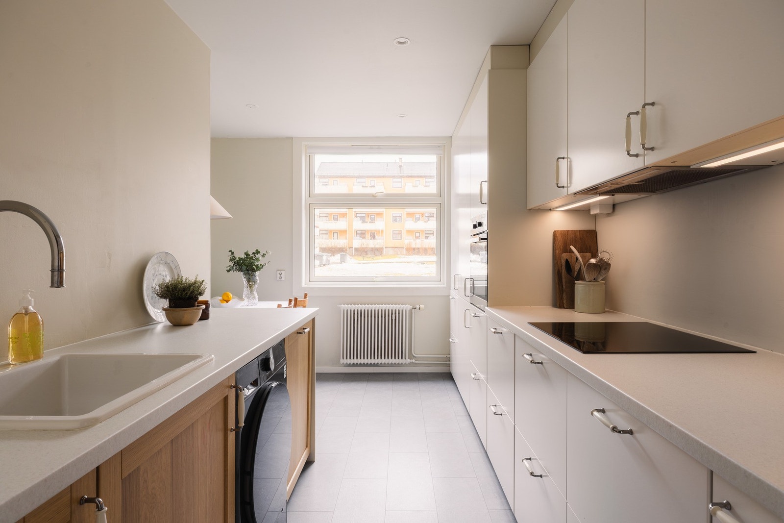 - Delikat og innbydende kjøkken med god skap -og benkeplass. Plass og opplegg for vaskemaskin - Galleribilde