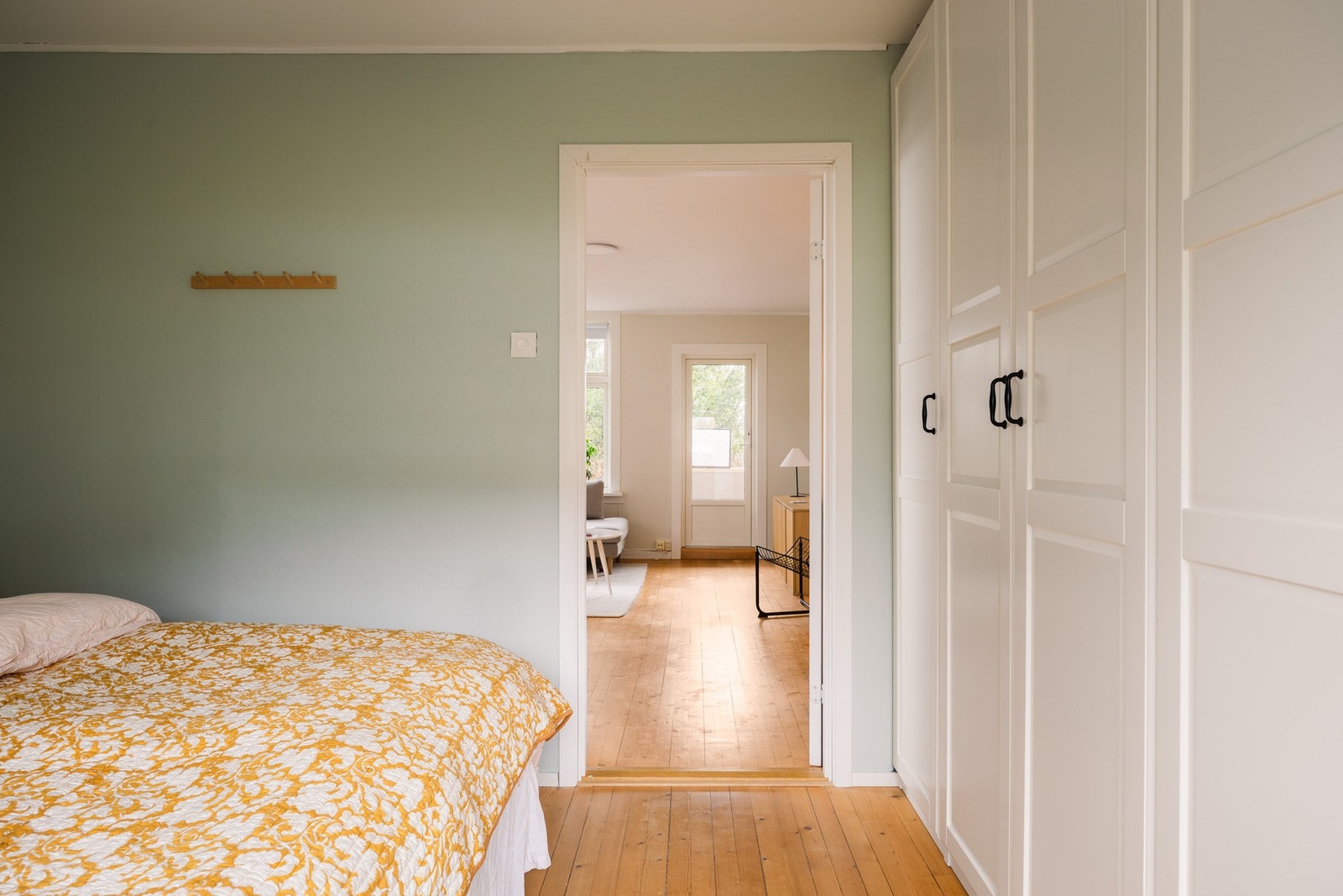 - Det originale tregulvet er gjennomgående for store deler av leiligheten - Galleribilde