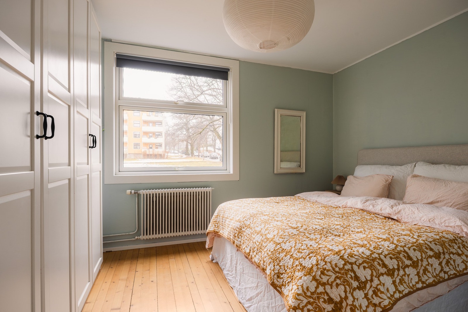 - Stort og romslig hovedsoverom med god plass til dobbeltseng - Galleribilde