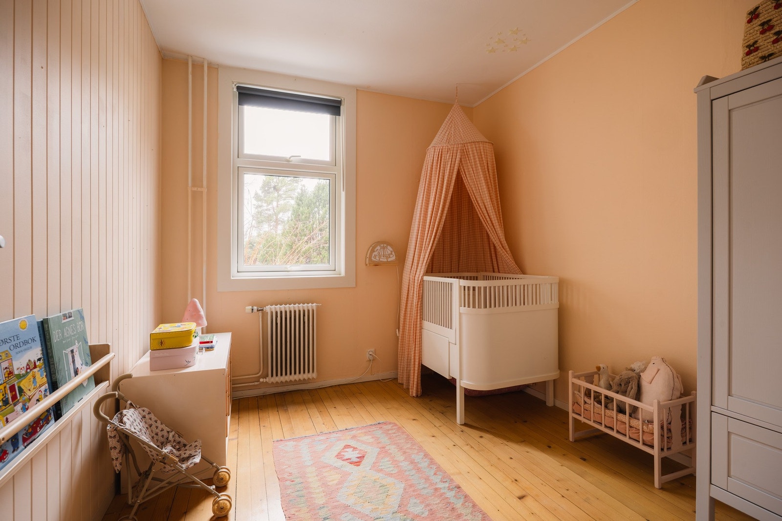 - Soverom 2 med plass til seng og garderobeskap. Rommet vender ut mot fellesarealer - Galleribilde