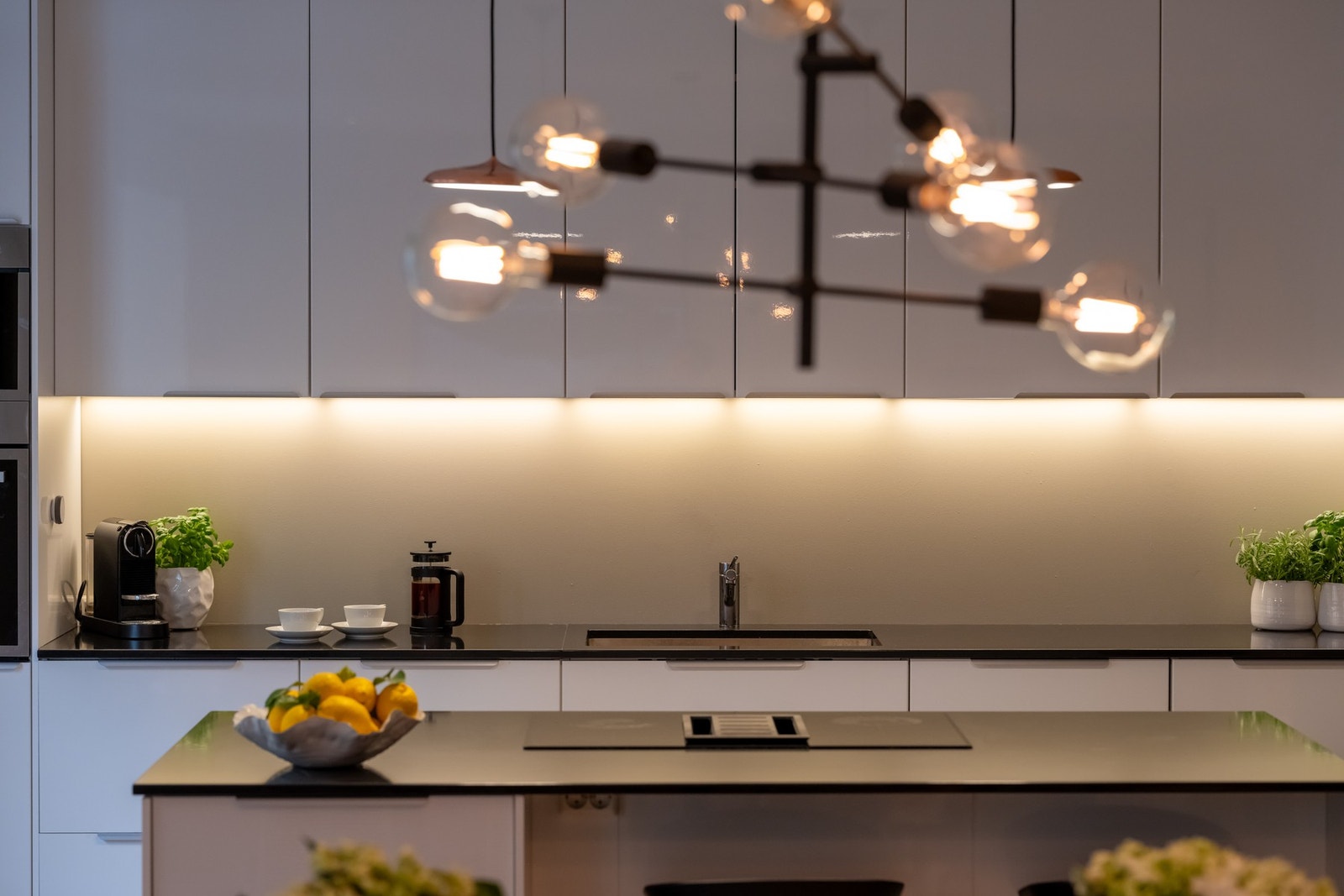 Praktisk og sosial kjøkkenøy med gode oppbevaringsmuligheter og arbeidsflater. Galleribilde