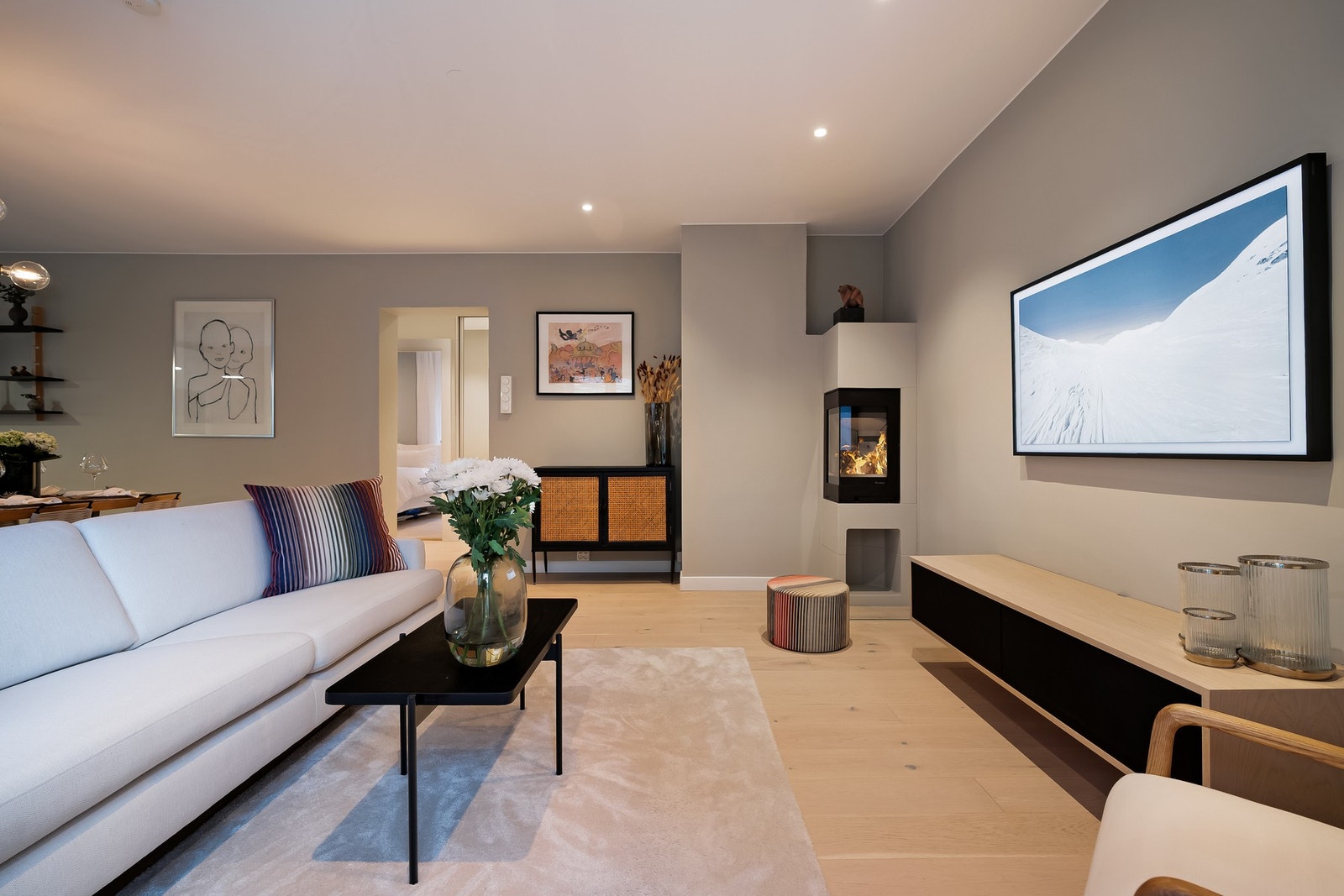 Delikat hjørnepeis fra 2020, som gir godt med varme på kalde dager. Galleribilde