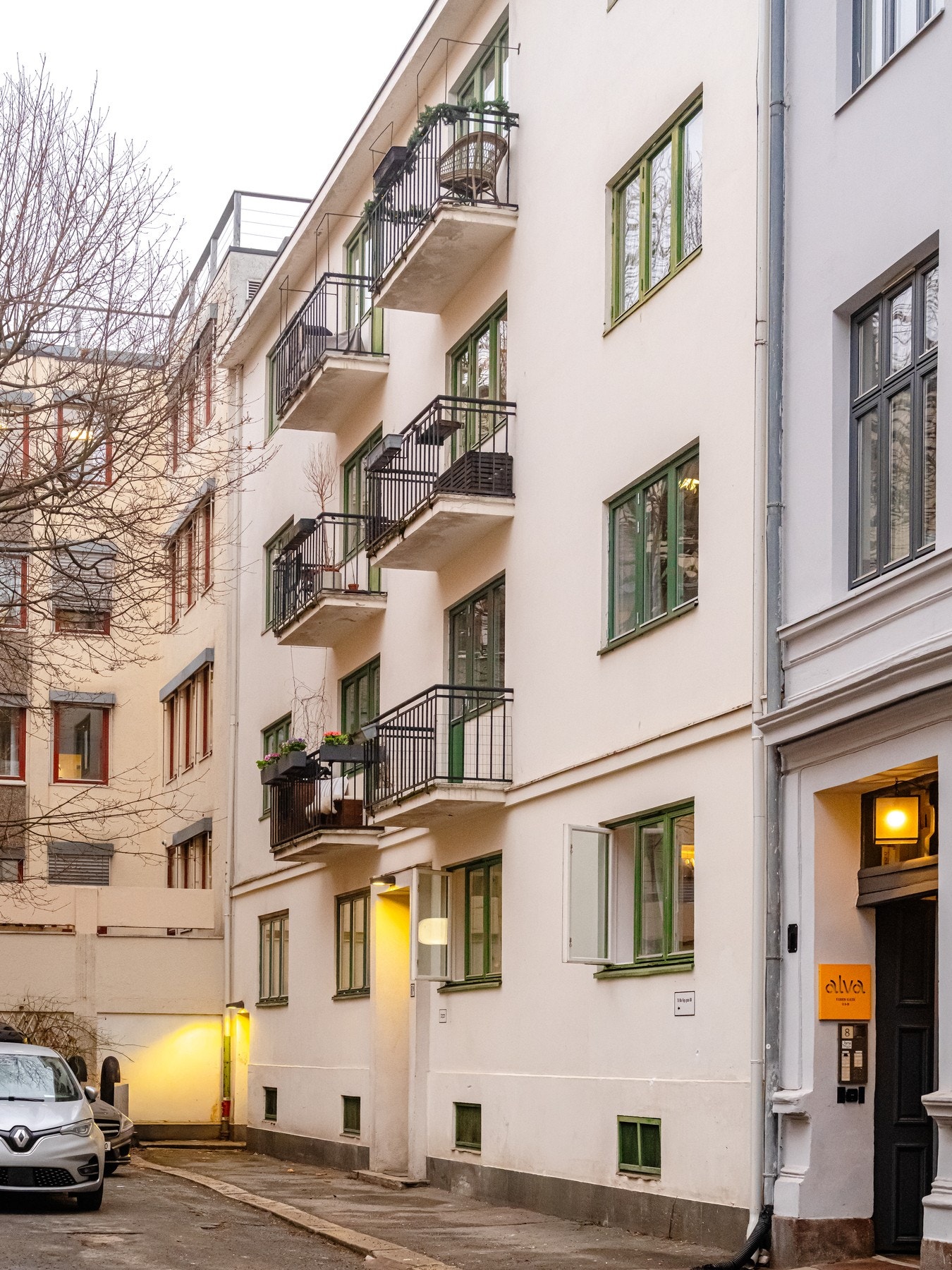 Boligen ligger innerst i en rolig gate sentralt på Majorstuen. Galleribilde