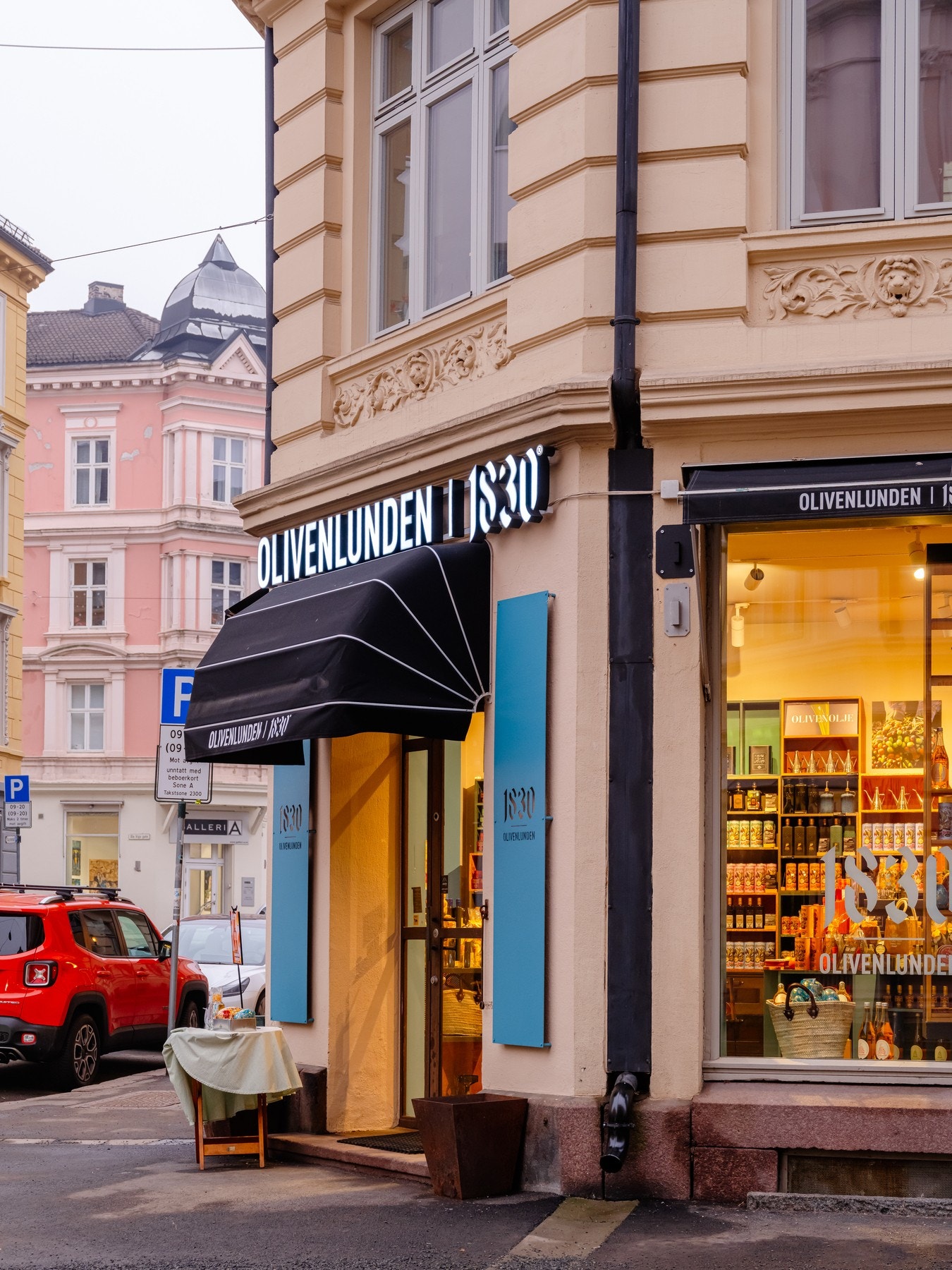 Like utenfor dører, i parallellgaten finner du populære Bogstadveien med et rikt utvalg av butikker, kaféer og servicetilbud. Galleribilde