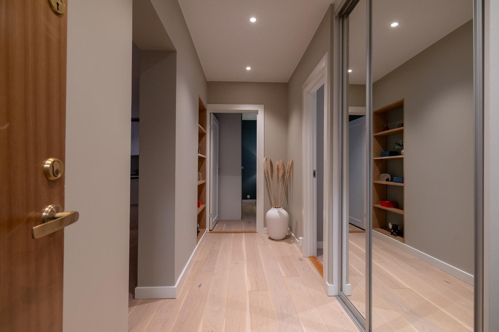 Lun og romslig gang/hall som gir et godt førsteinntrykk av boligen. Galleribilde