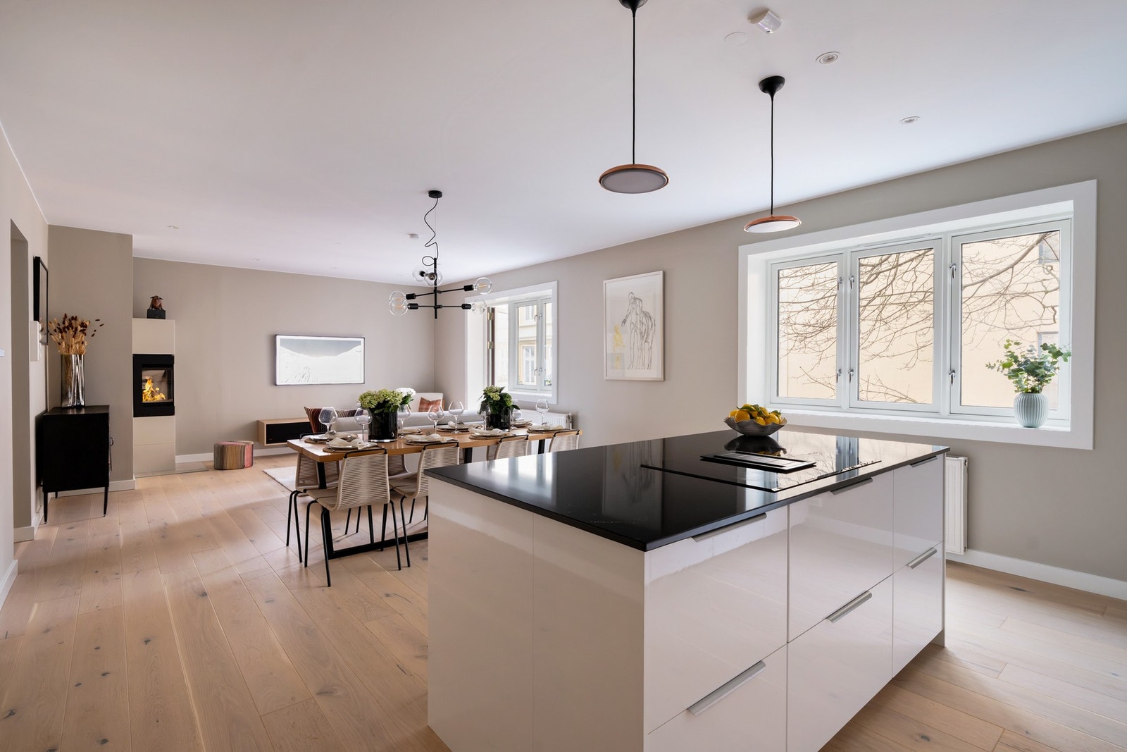 Lekker induksjonsplatetopp med integrert kullfiltervifte på kjøkkenøyen. Galleribilde