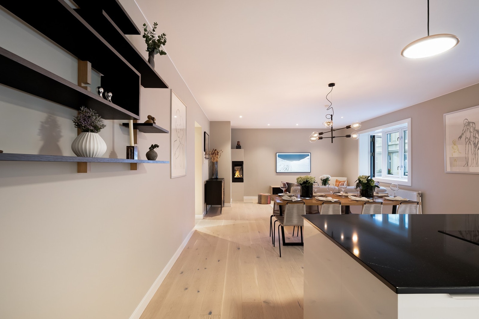 Boligen har gjennomgående 1-stav parkett og en lun og tidsriktig fargepalett. Galleribilde