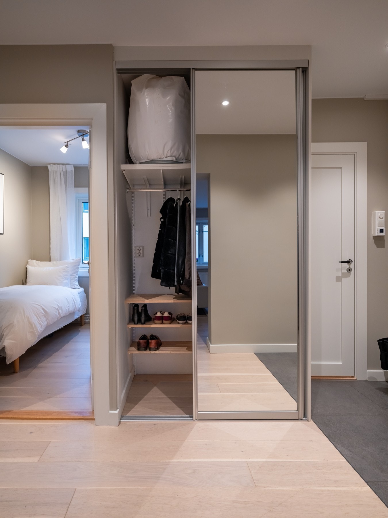 God plass til oppbevaring av yttertøy i skyvedørsgarderobe. Galleribilde