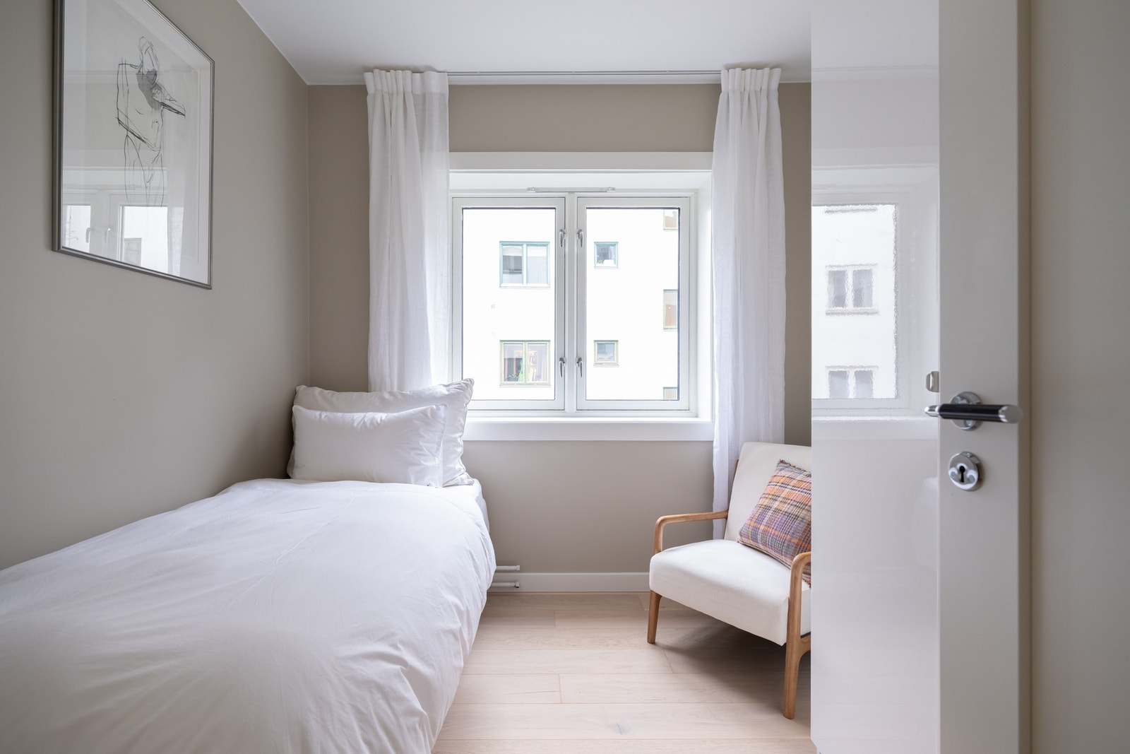 Soverom med garderobeskap. Galleribilde