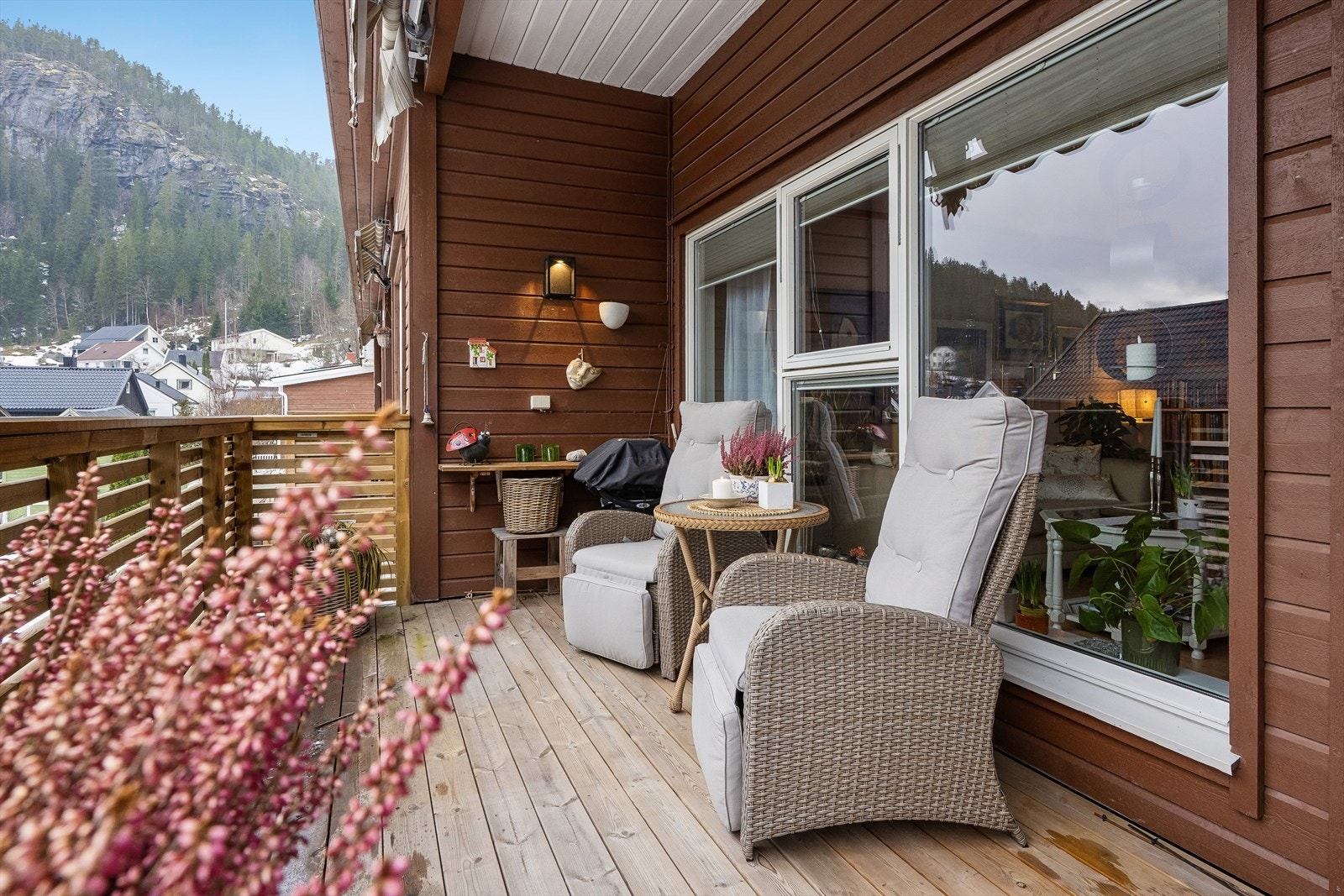 Delvis overbygd terrasse med utsikt. Galleribilde