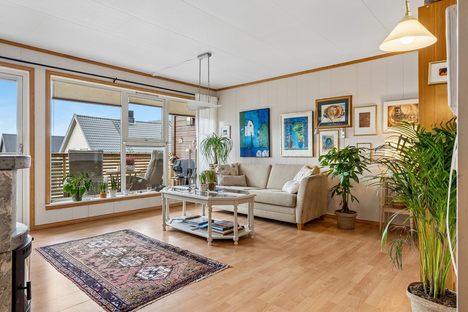 Stue store glassflater som gir mye lys og utsikt. Galleribilde