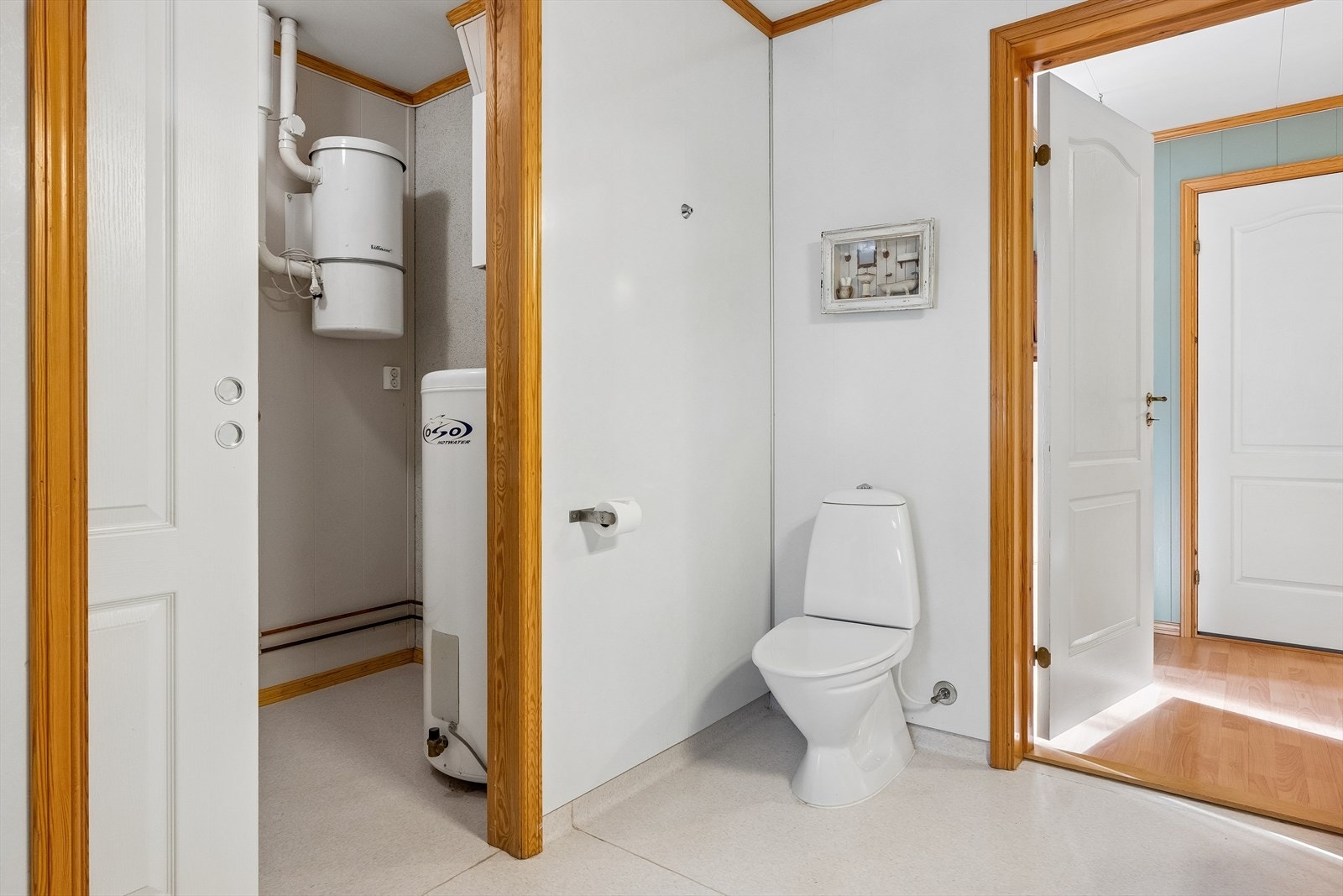 Bad med inngang til teknisk rom / bod. Galleribilde