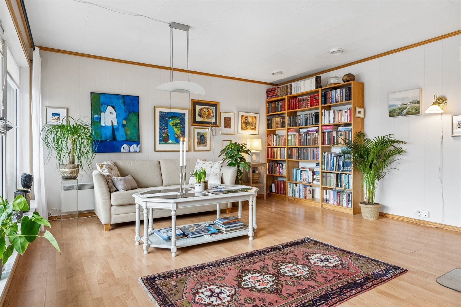 Stue store glassflater som gir mye lys og utsikt. Galleribilde